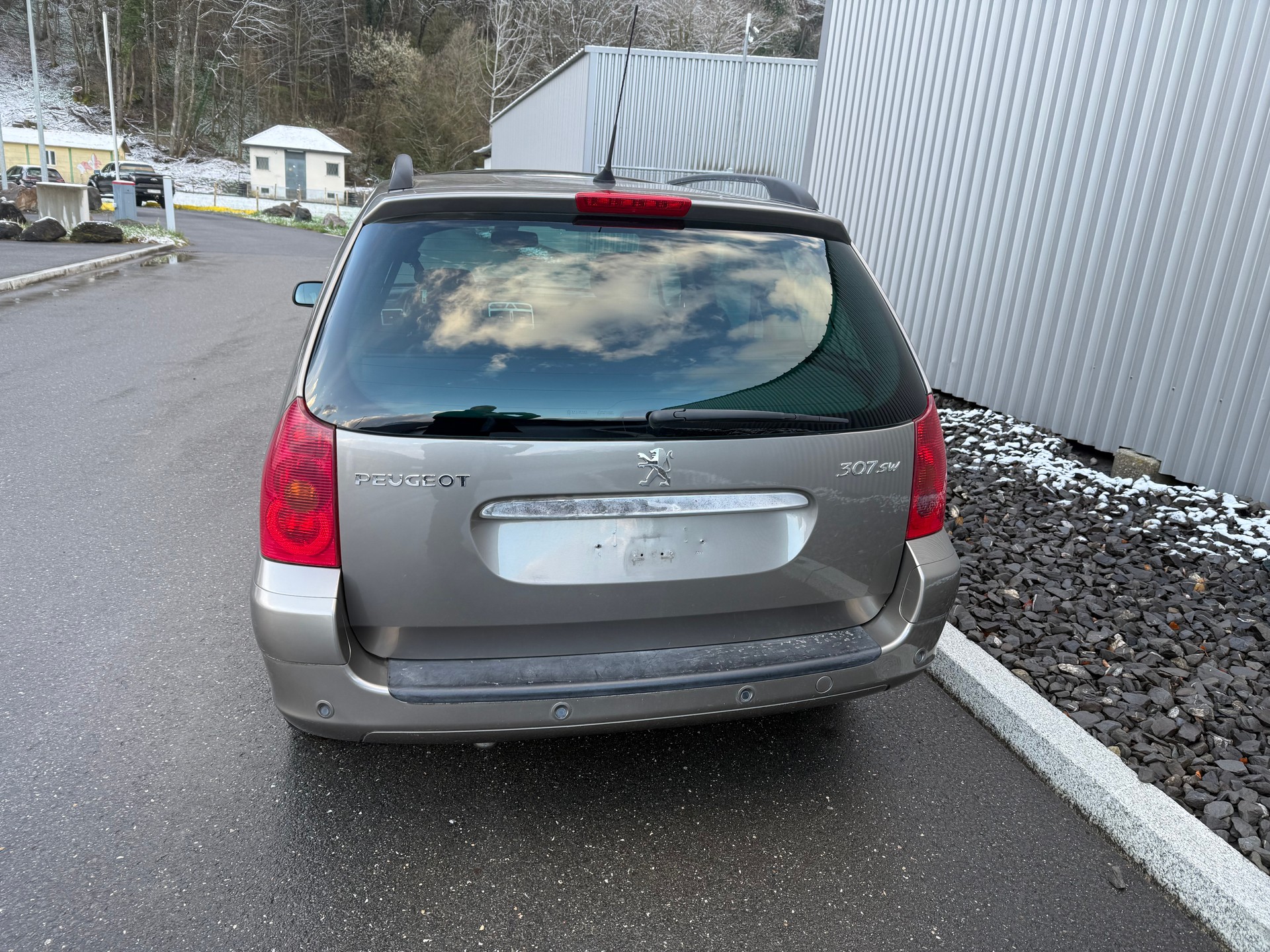 PEUGEOT 307 SW 2.0 16V Premium AUTOMATIQUE-image-3