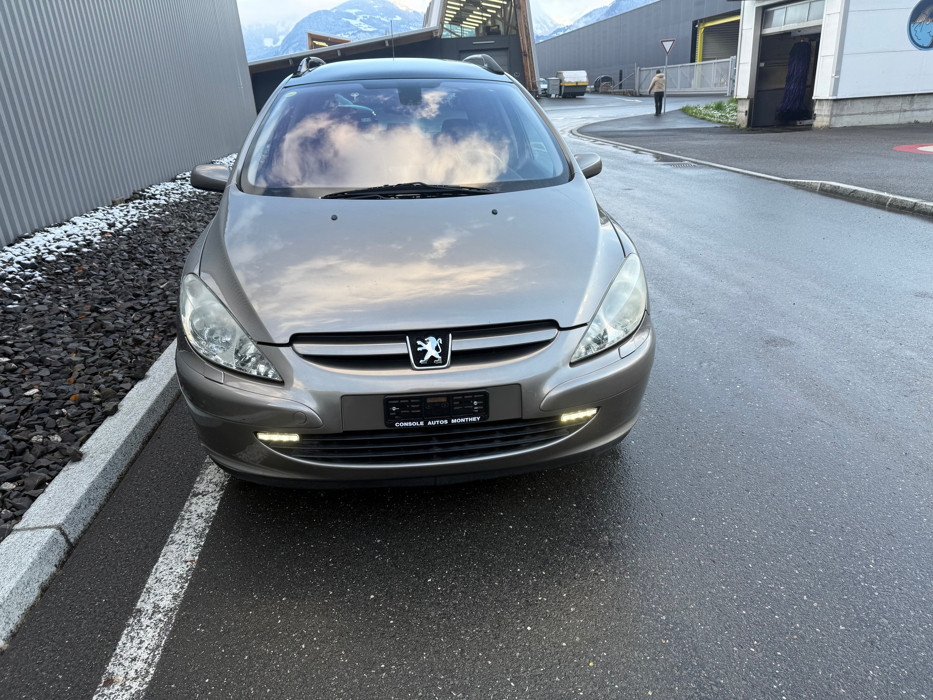 PEUGEOT 307 SW 2.0 16V Premium AUTOMATIQUE-image-4