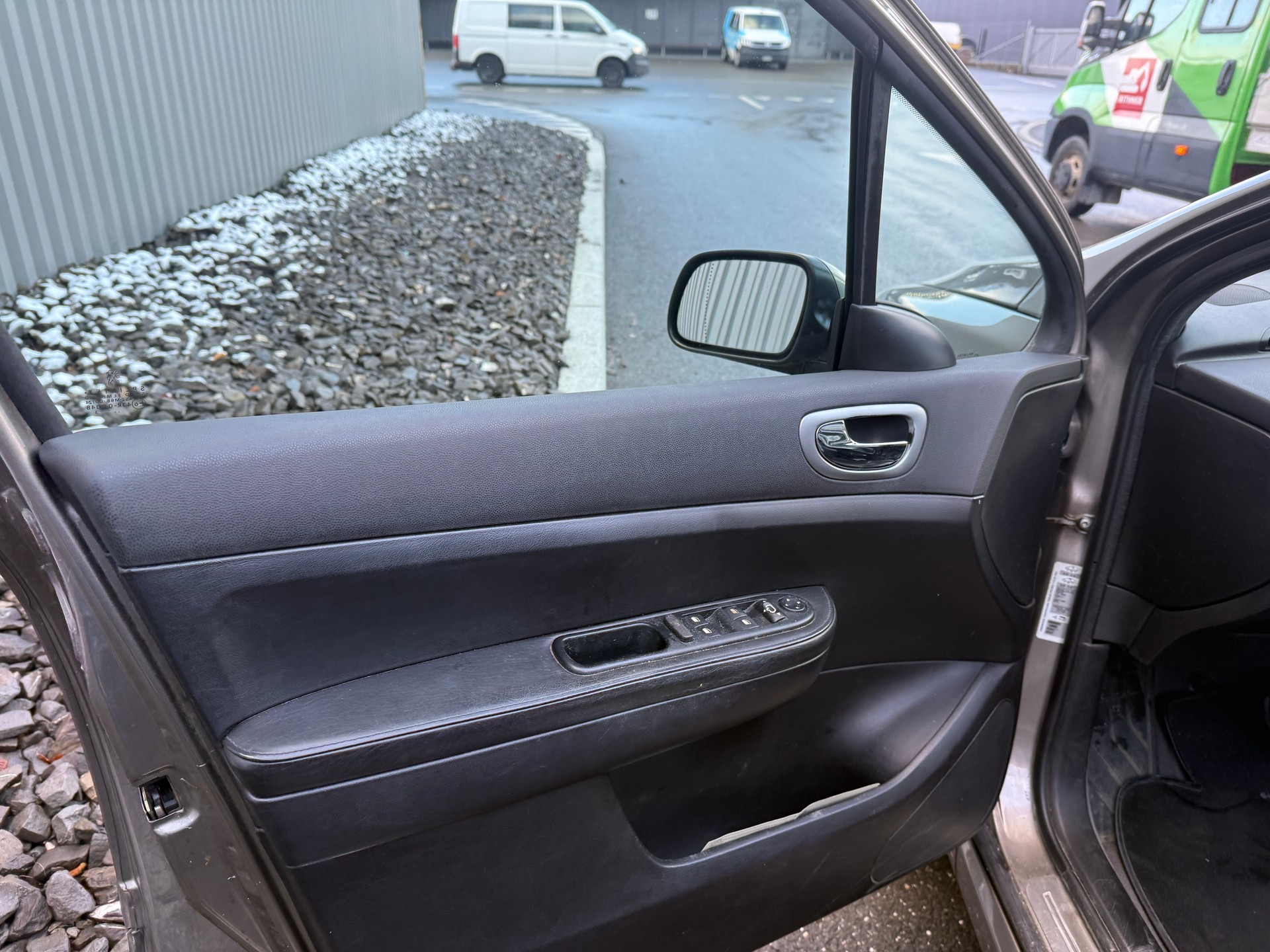 PEUGEOT 307 SW 2.0 16V Premium AUTOMATIQUE-image-16