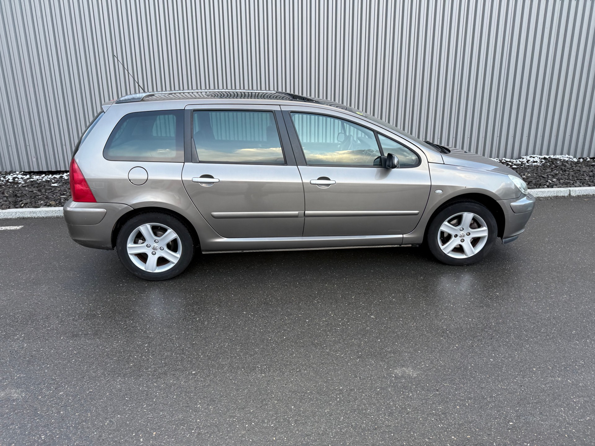 PEUGEOT 307 SW 2.0 16V Premium AUTOMATIQUE-image-8