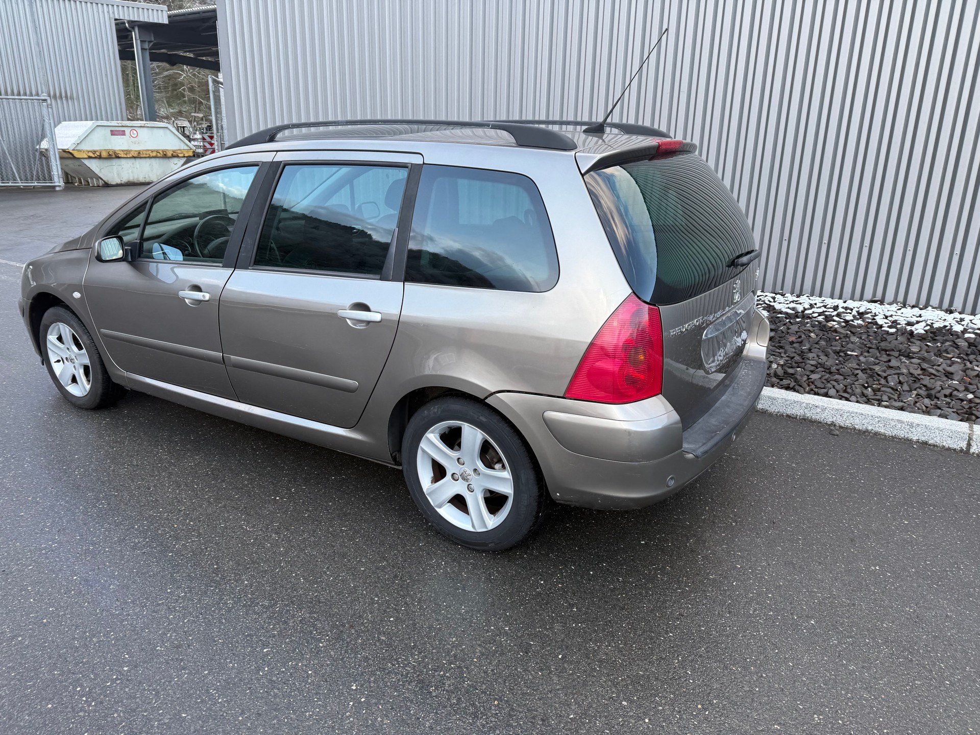 PEUGEOT 307 SW 2.0 16V Premium AUTOMATIQUE-image-2