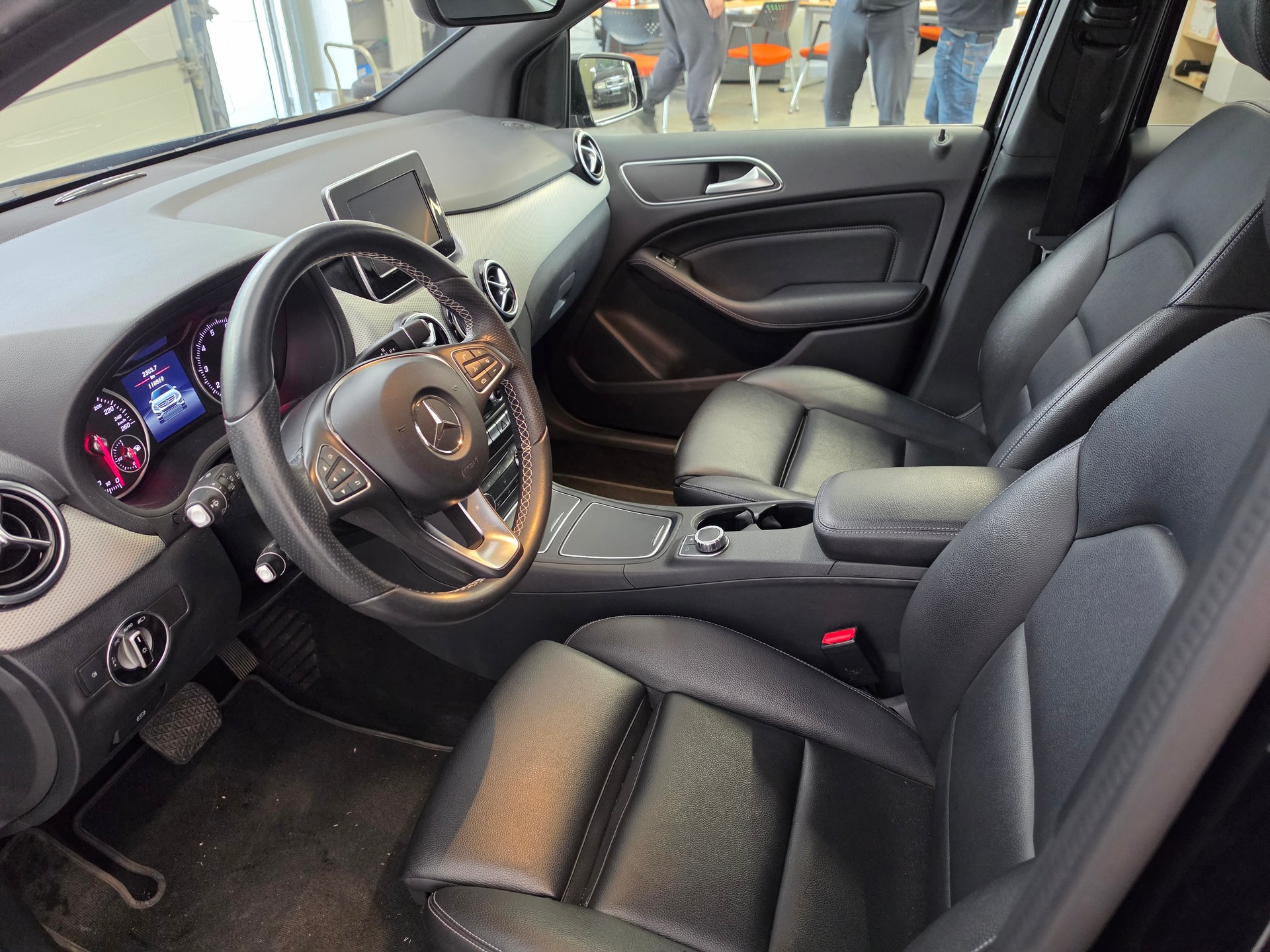 MERCEDES-BENZ B 180 Urban 7G-DCT-showroom-element-3