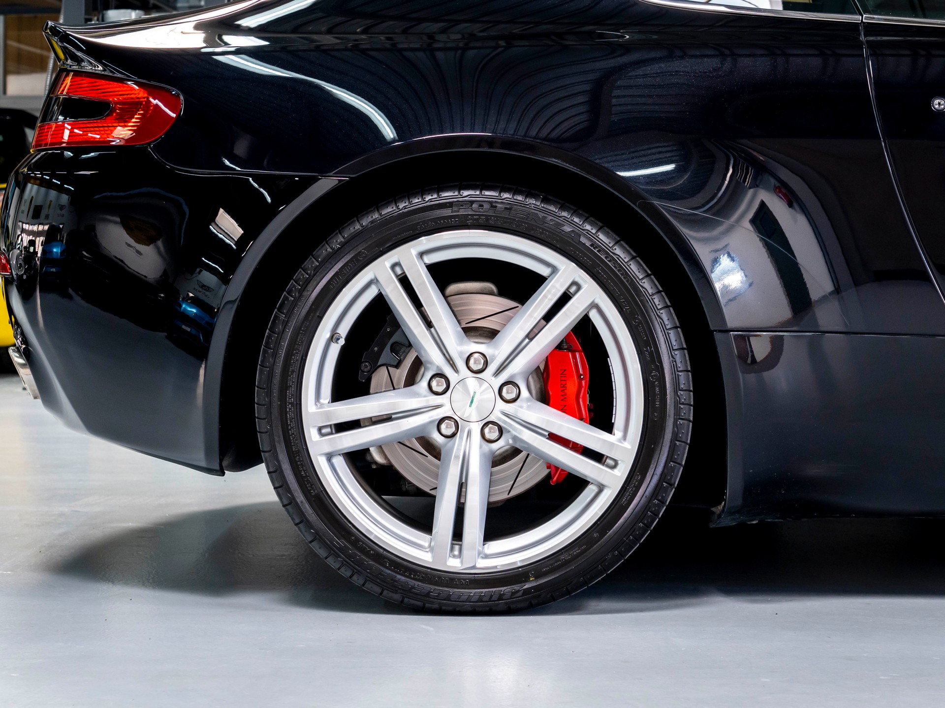 ASTON MARTIN V8 Vantage 4.7 Sportshift-image-12