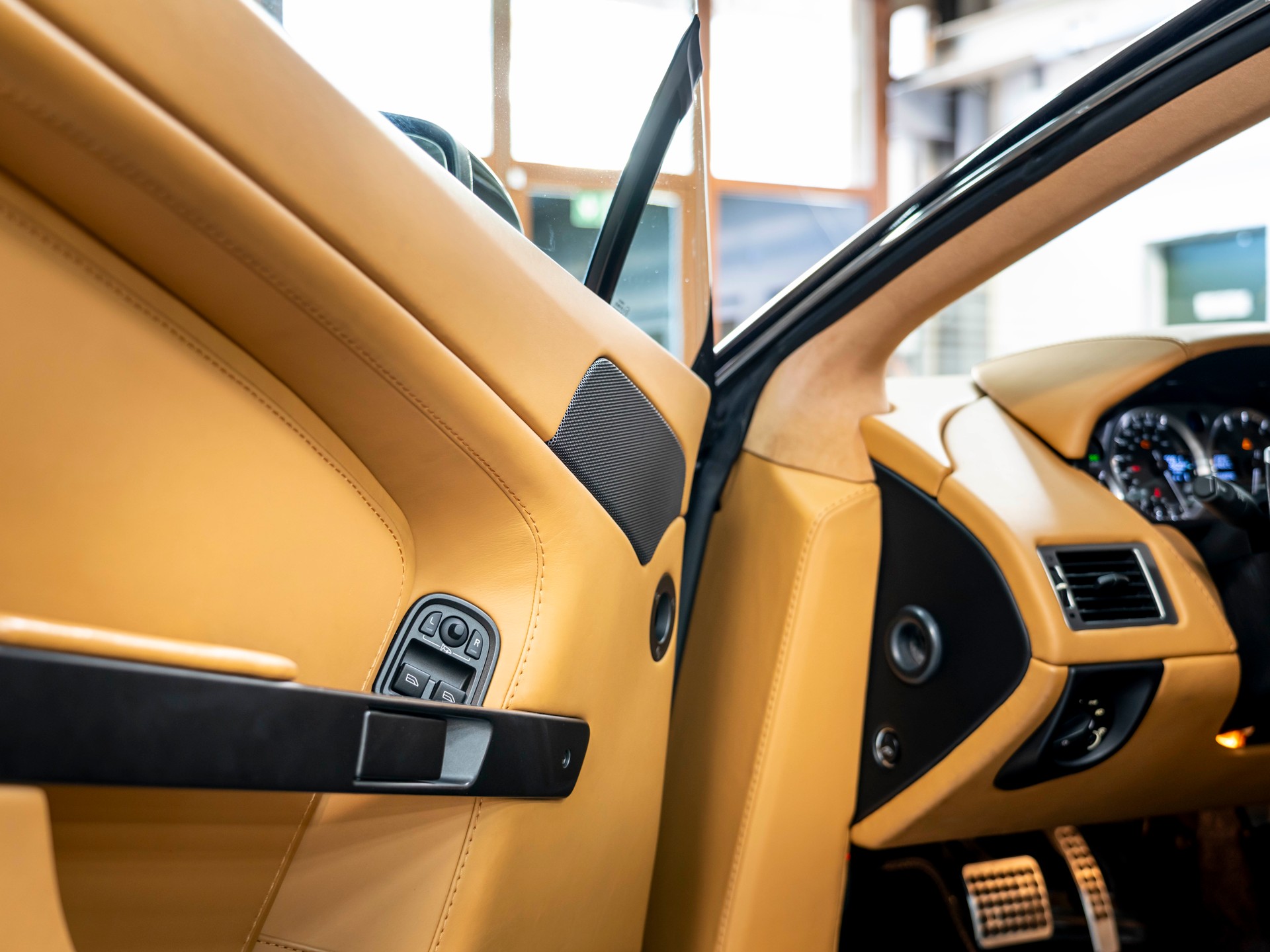 ASTON MARTIN V8 Vantage 4.7 Sportshift-image-19