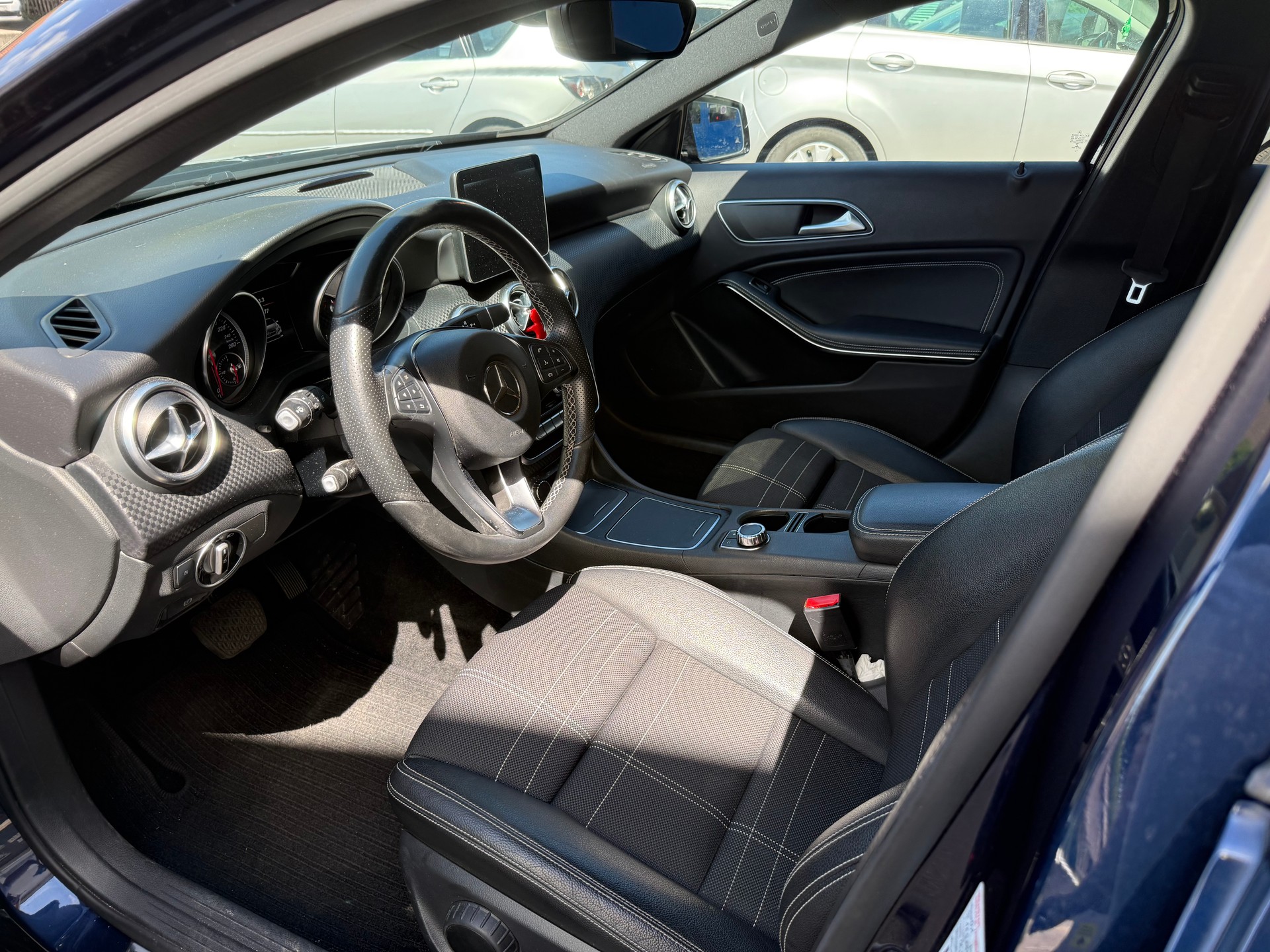 MERCEDES-BENZ A 200 Style 7G-DCT-image-7