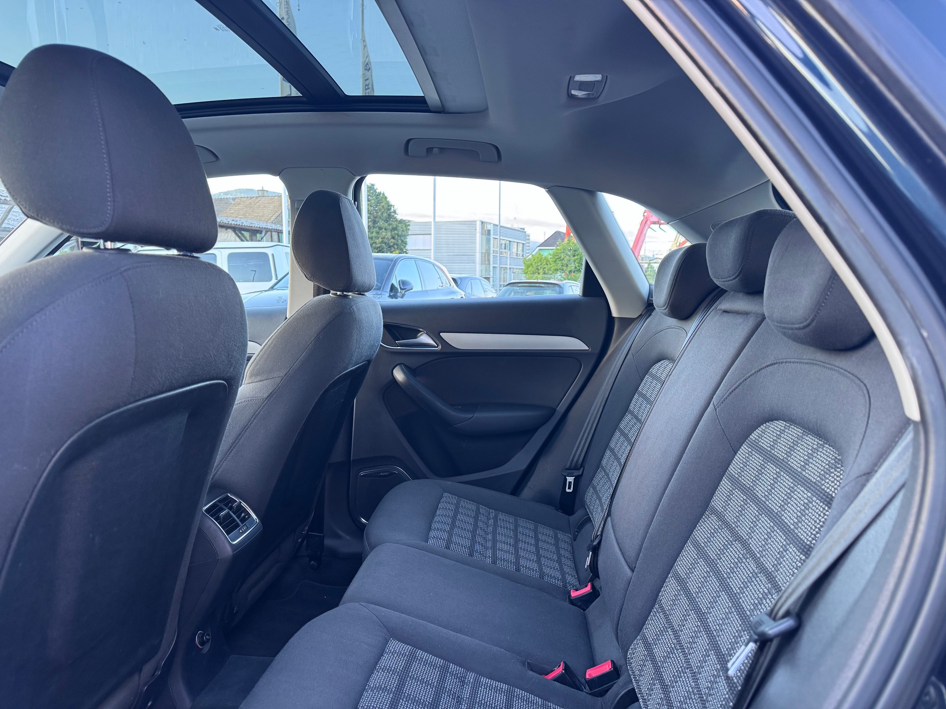 AUDI Q3 2.0 TDI quattro S-tronic-image-6