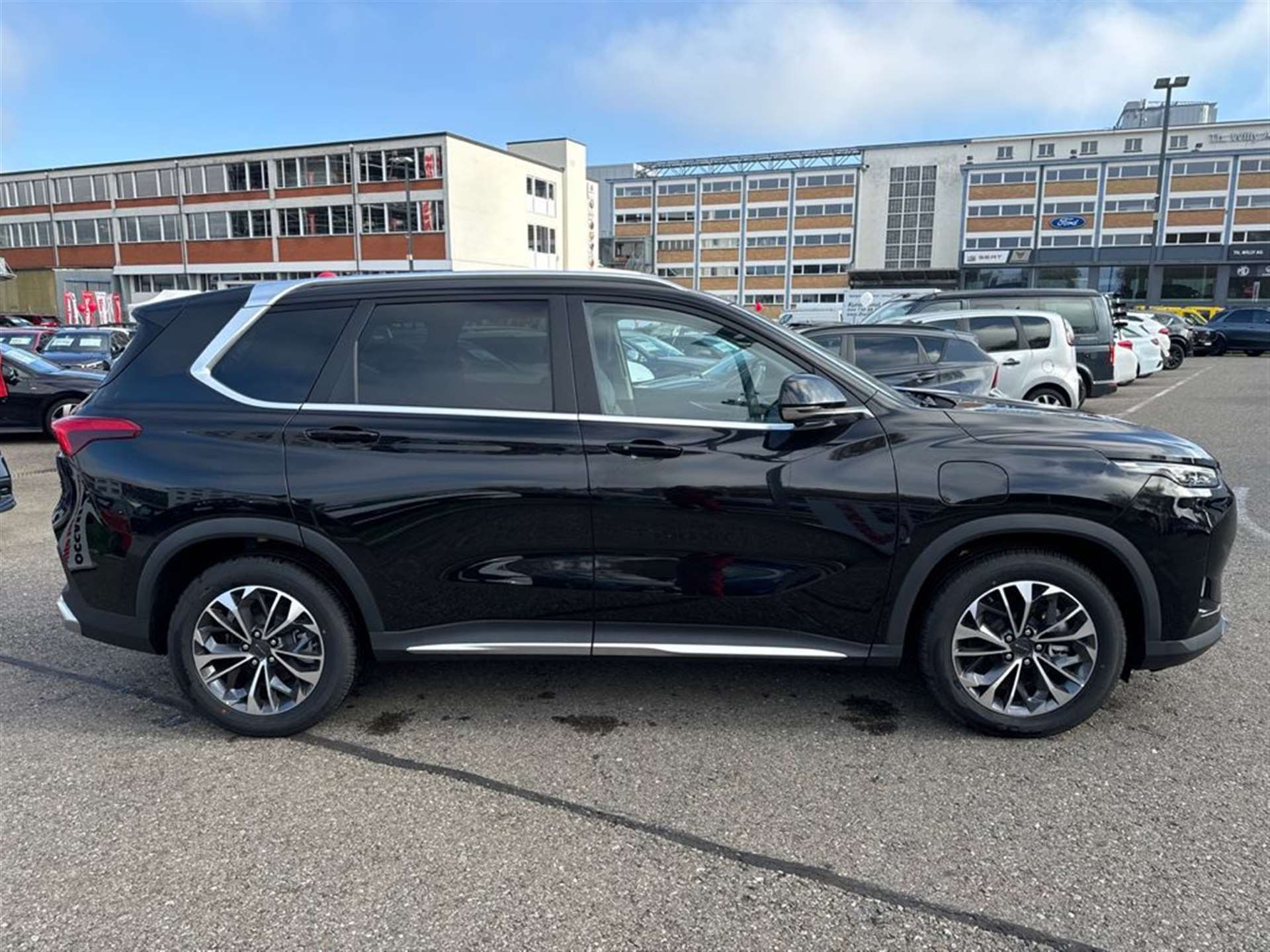 MAXUS eUniq6 70kWh 354km Reichweite-image-10