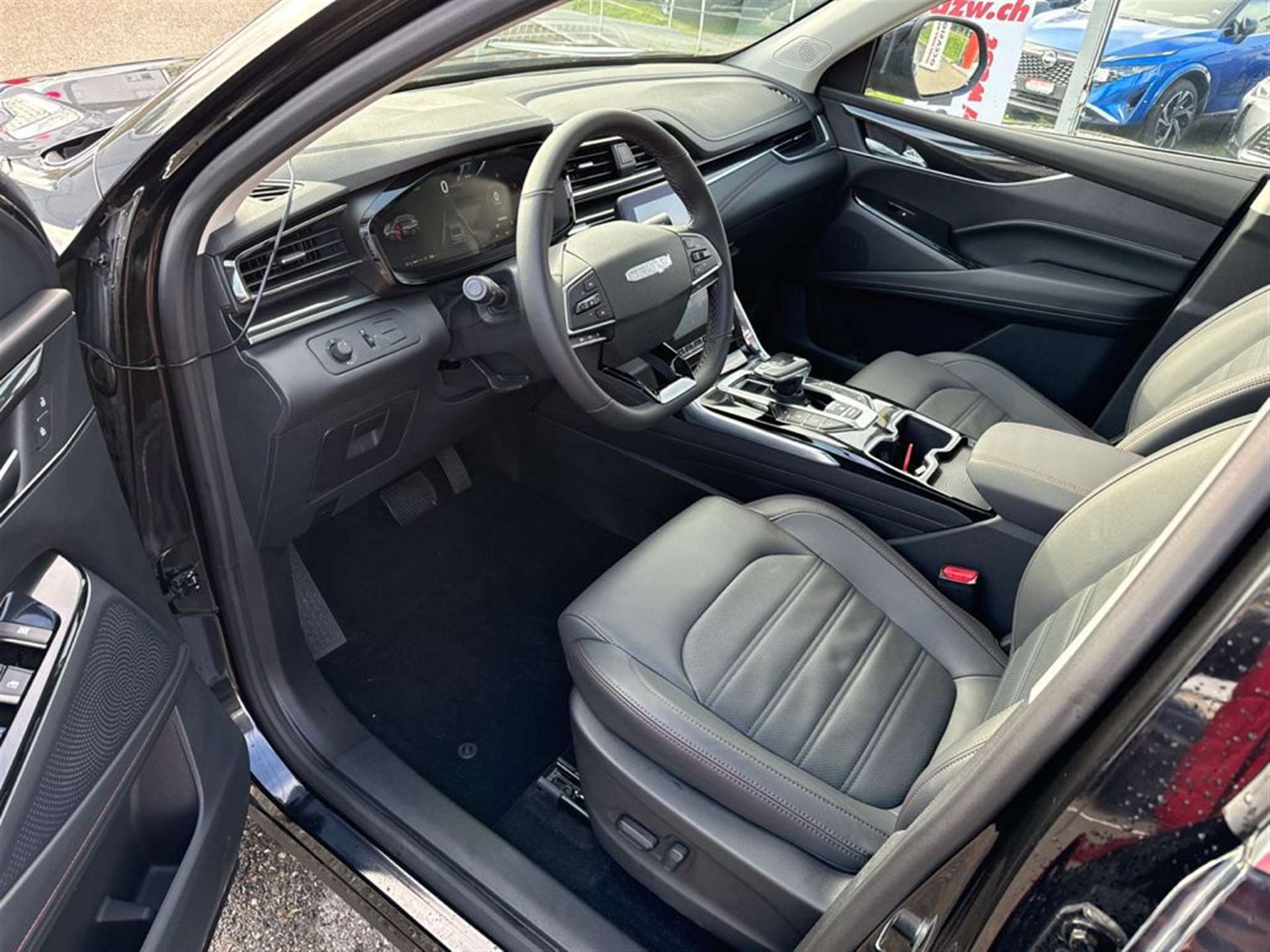 MAXUS eUniq6 70kWh 354km Reichweite-image-5