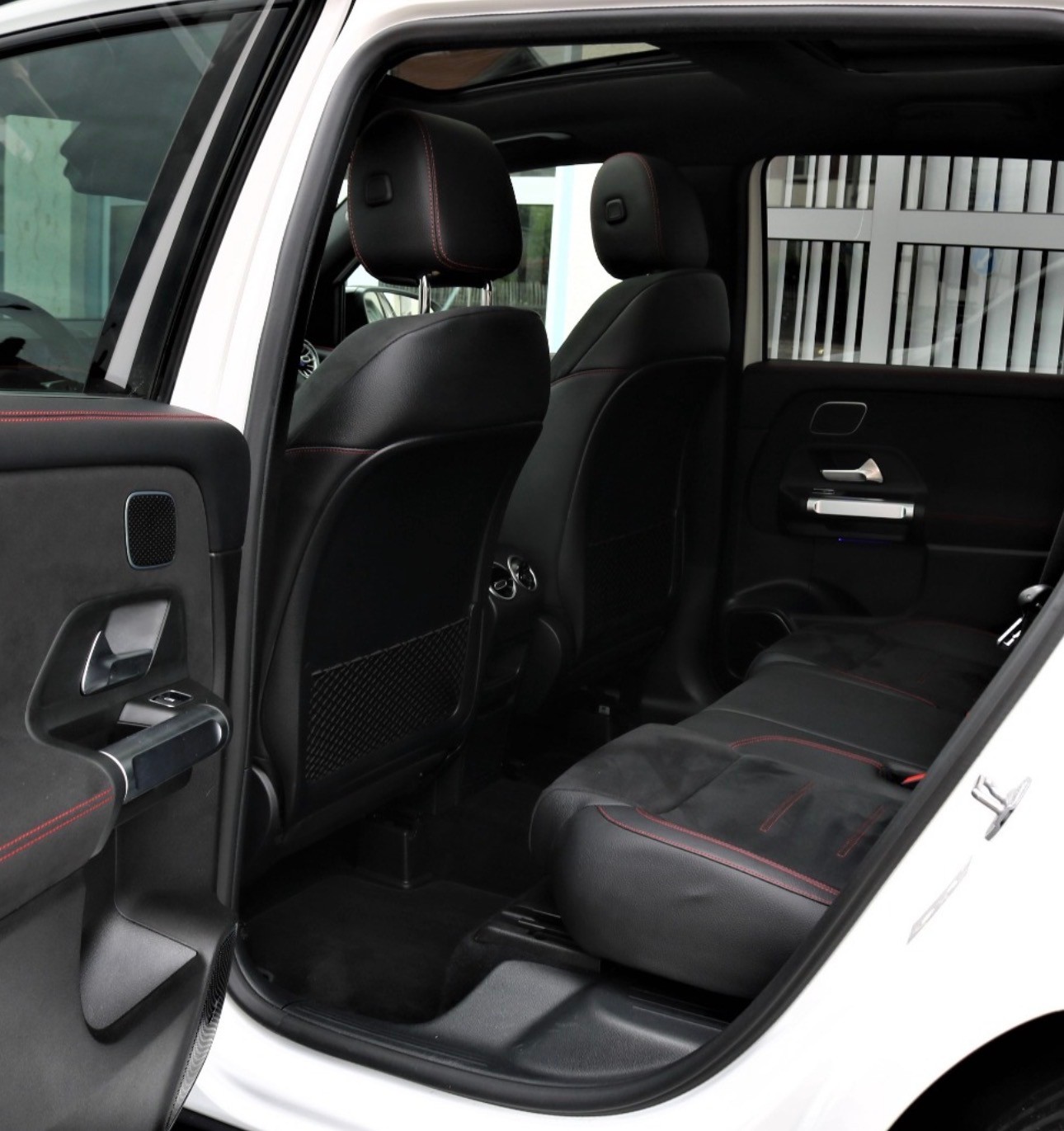 MERCEDES-BENZ GLB 250 4Matic AMG Line 8G-Tronic (CH)-image-7