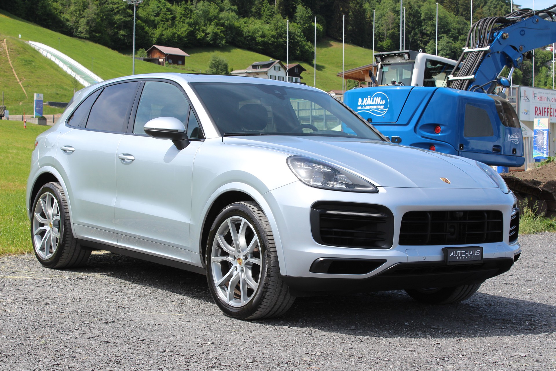 PORSCHE Cayenne-showroom-element-2