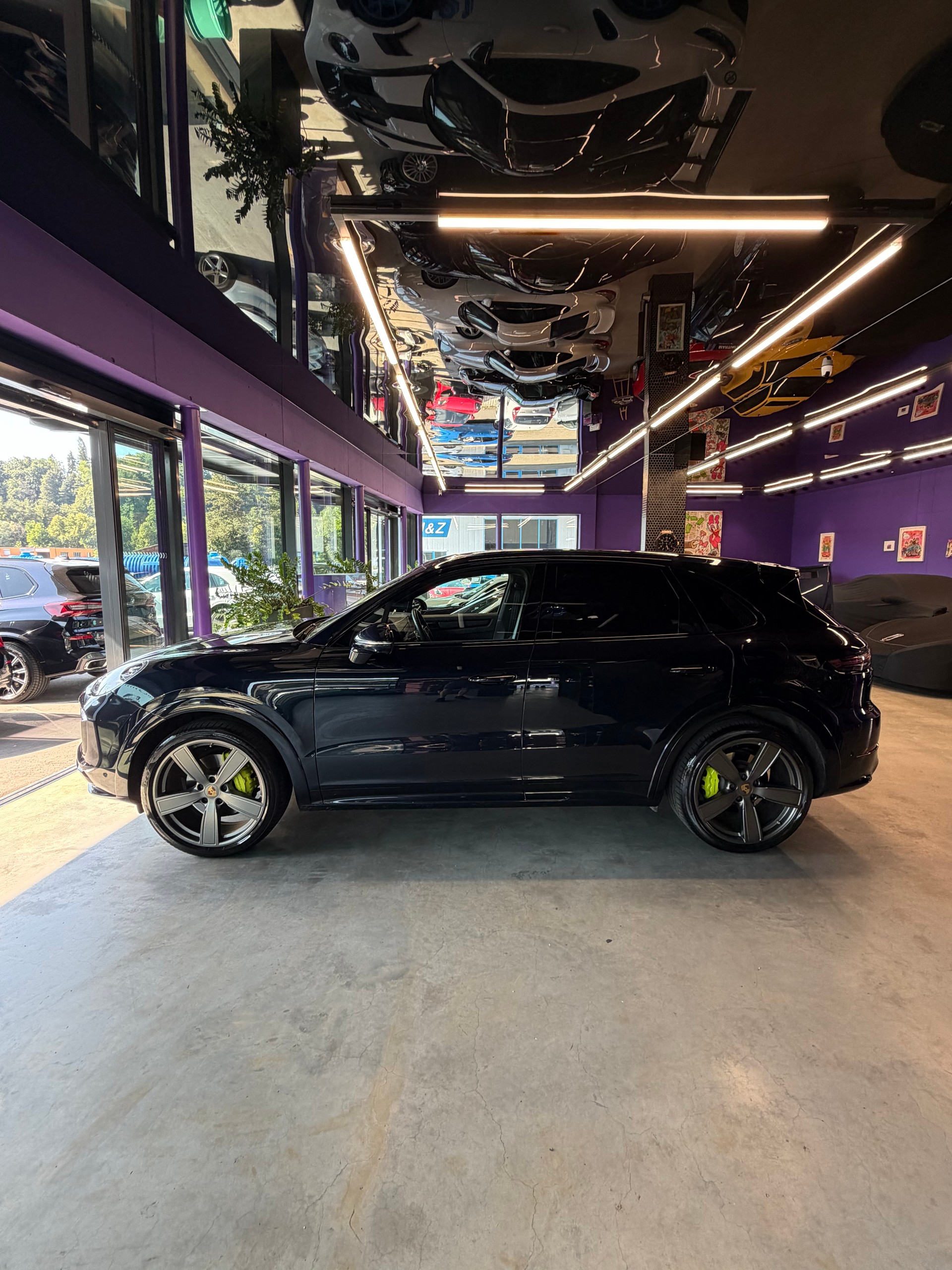PORSCHE Cayenne E-Hybrid-showroom-element-2