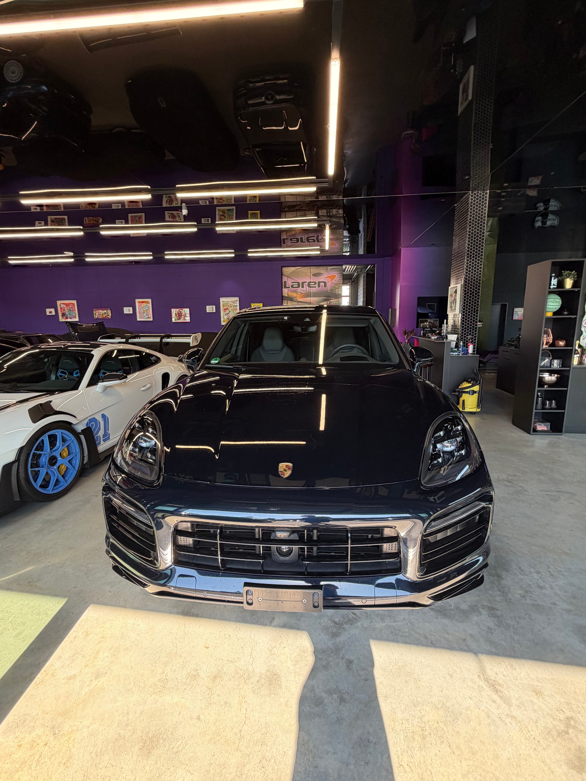 PORSCHE Cayenne E-Hybrid-showroom-element-3