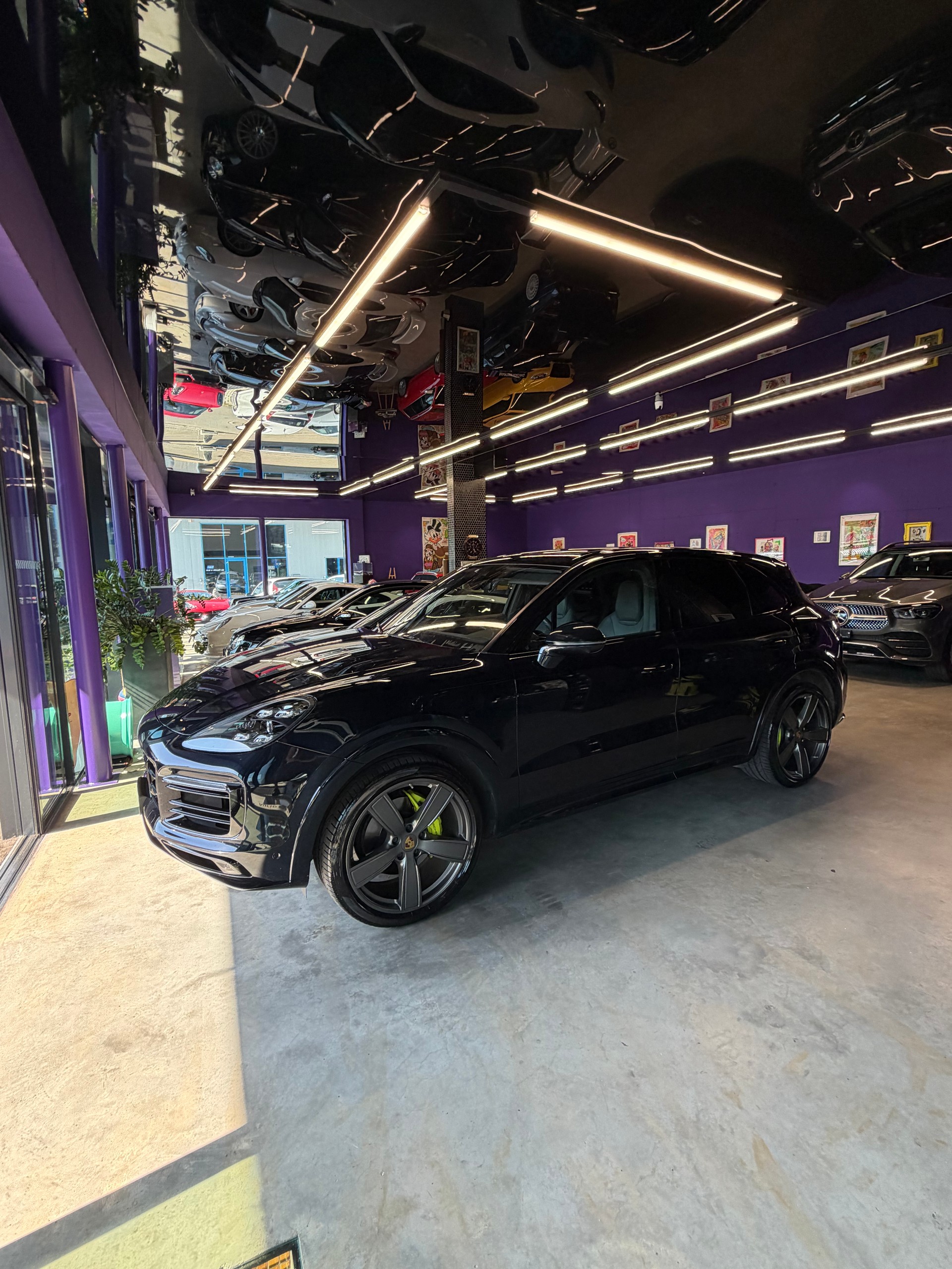 PORSCHE Cayenne E-Hybrid-showroom-element-1