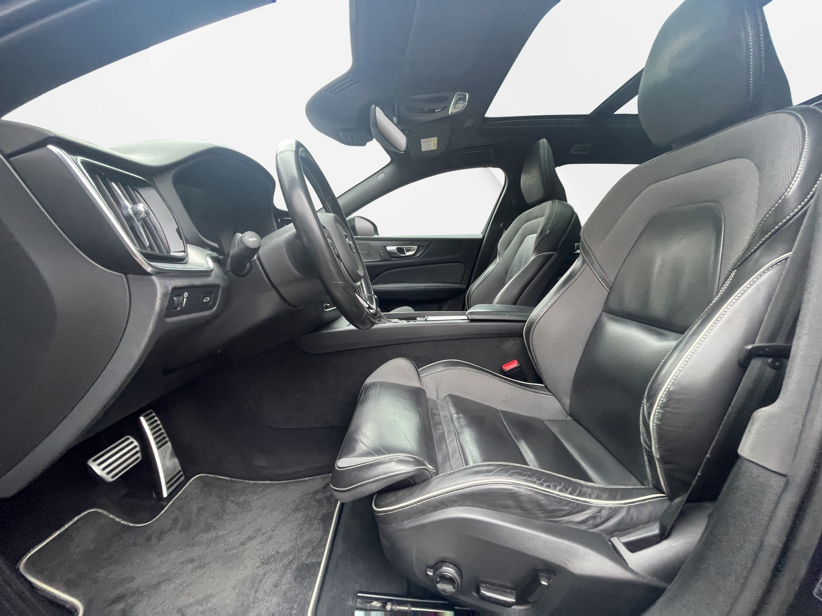 VOLVO V60 2.0 T5 R-Design AWD-image-9