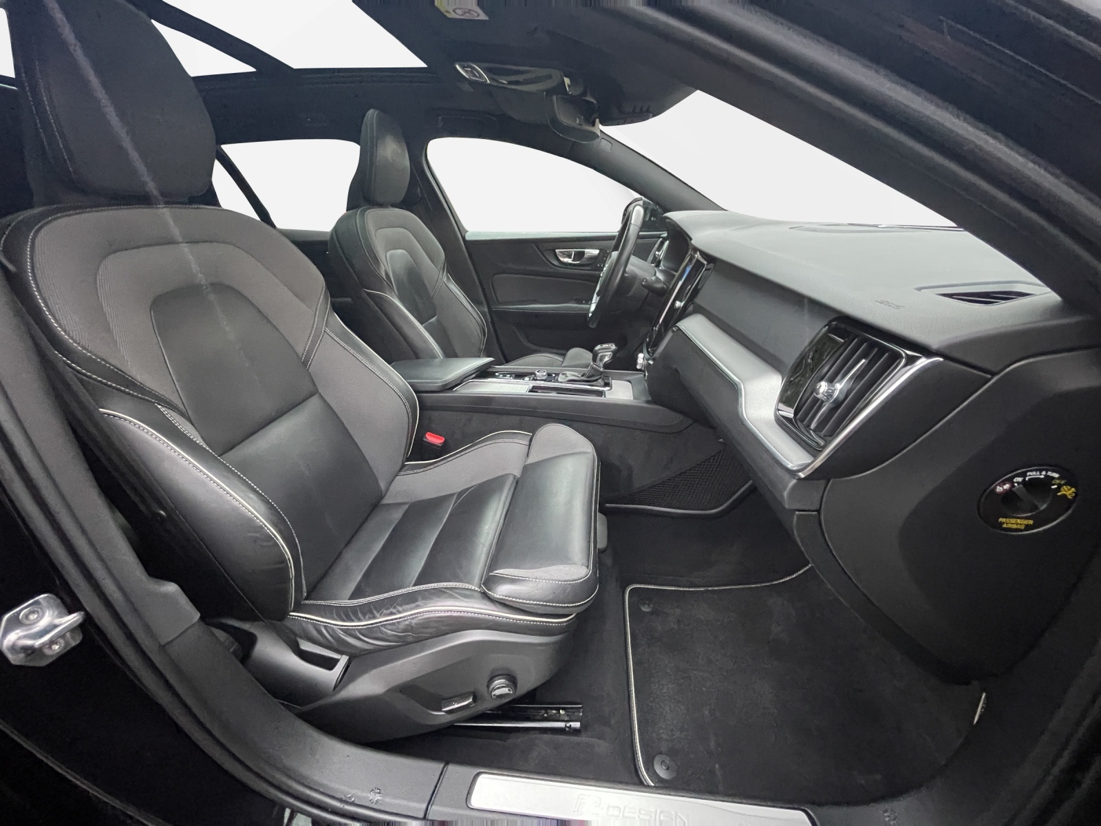 VOLVO V60 2.0 T5 R-Design AWD-image-16