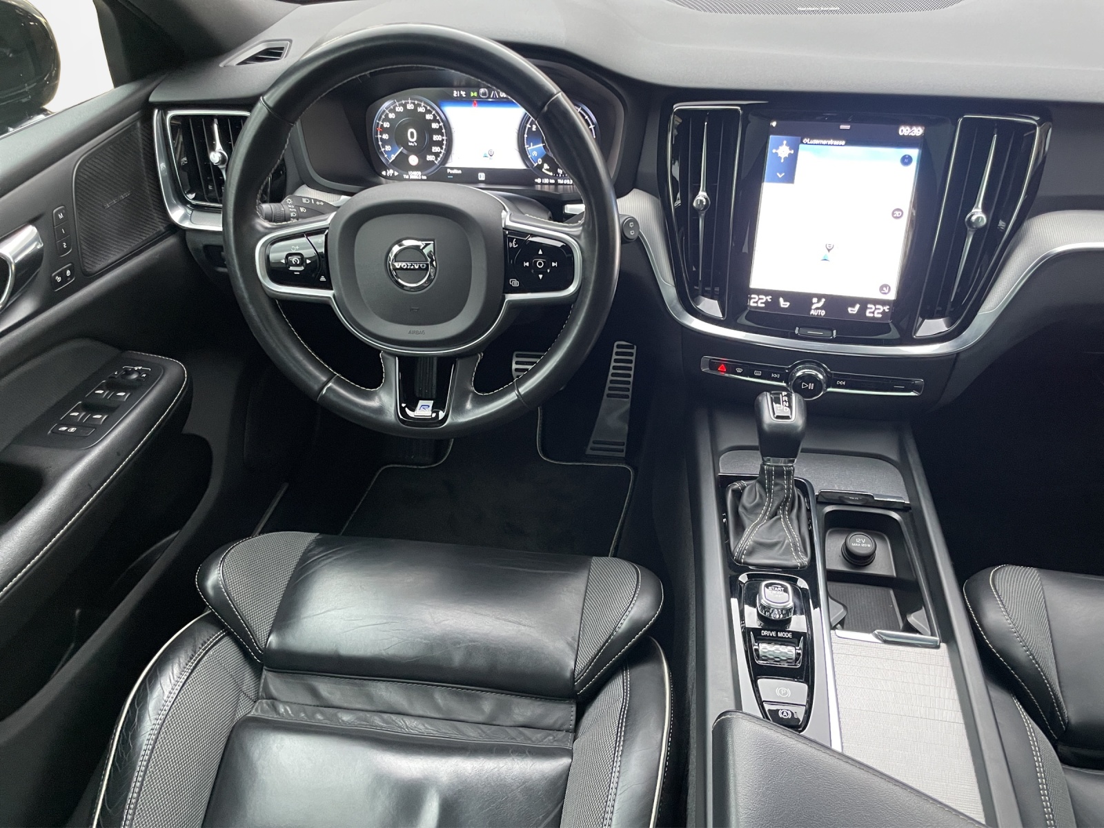 VOLVO V60 2.0 T5 R-Design AWD-image-12