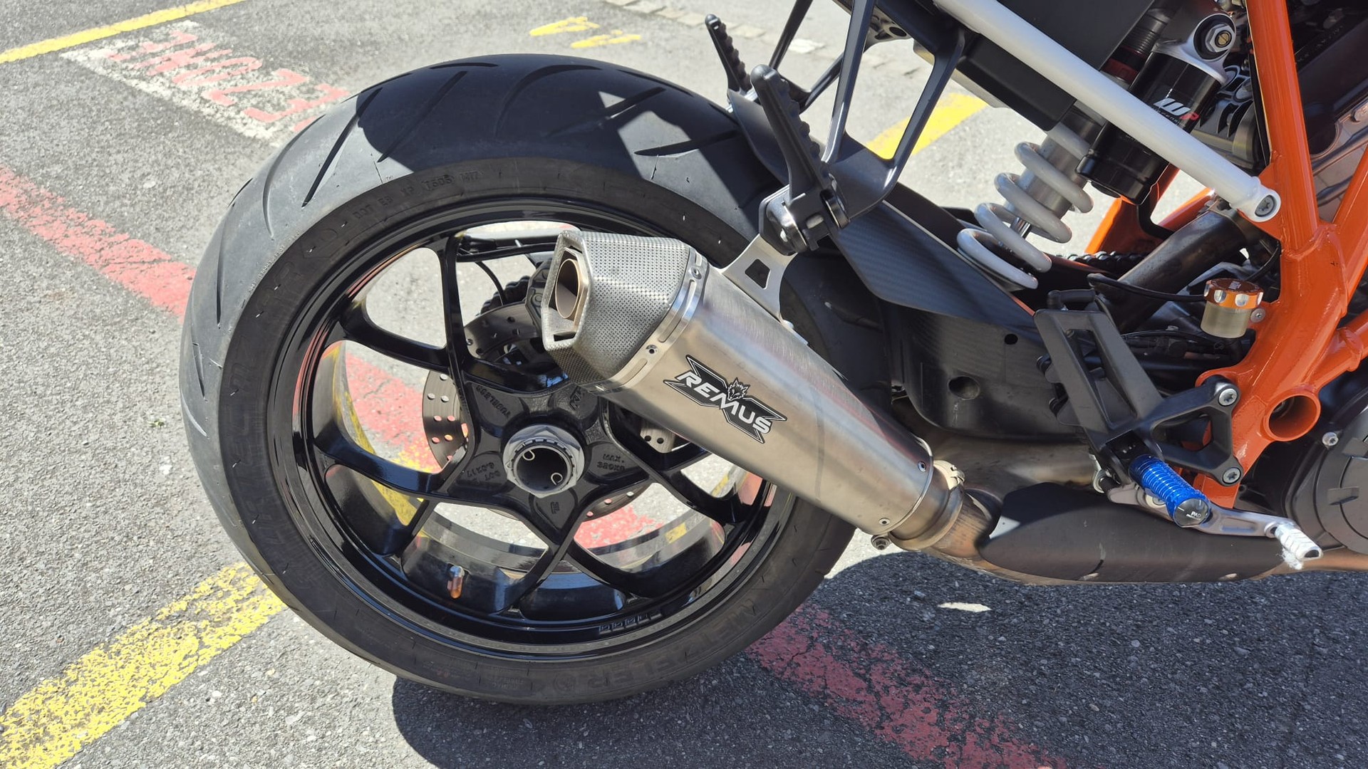 KTM 1290 Super Duke R-image-7