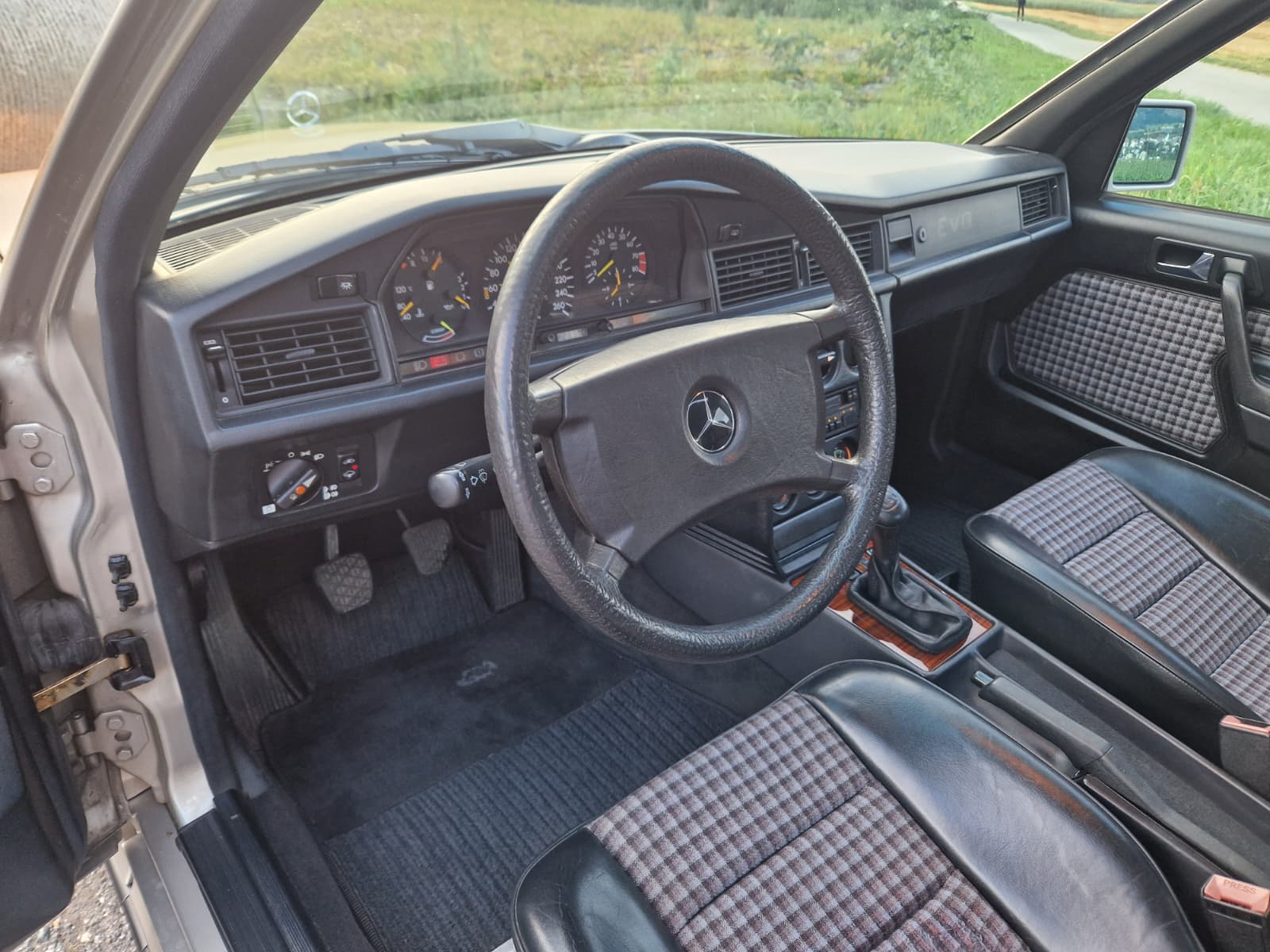 MERCEDES-BENZ 190 E 2.5-16-image-8