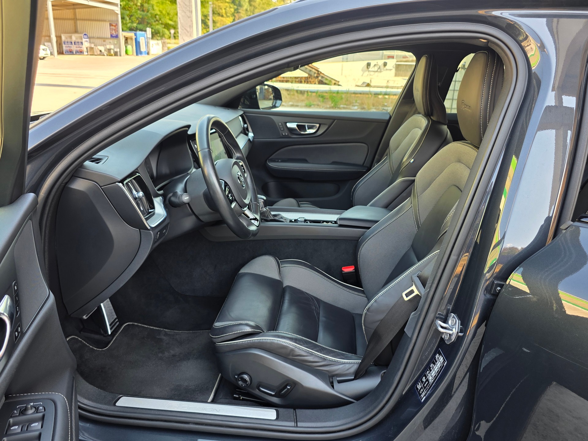 VOLVO V60 D3 AWD R-Design Geartronic / Neu ab Mfk.-image-6