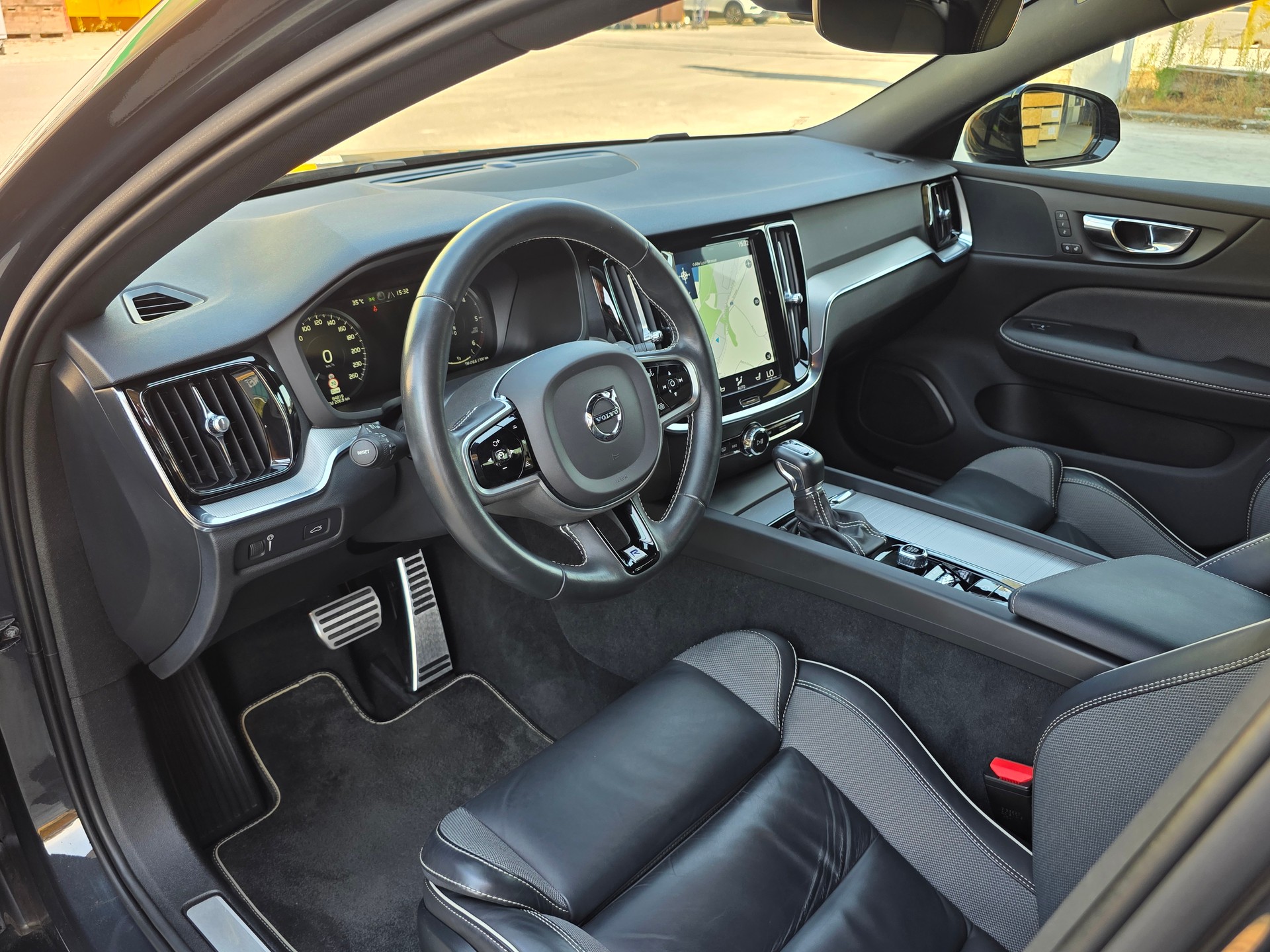 VOLVO V60 D3 AWD R-Design Geartronic / Neu ab Mfk.-image-9
