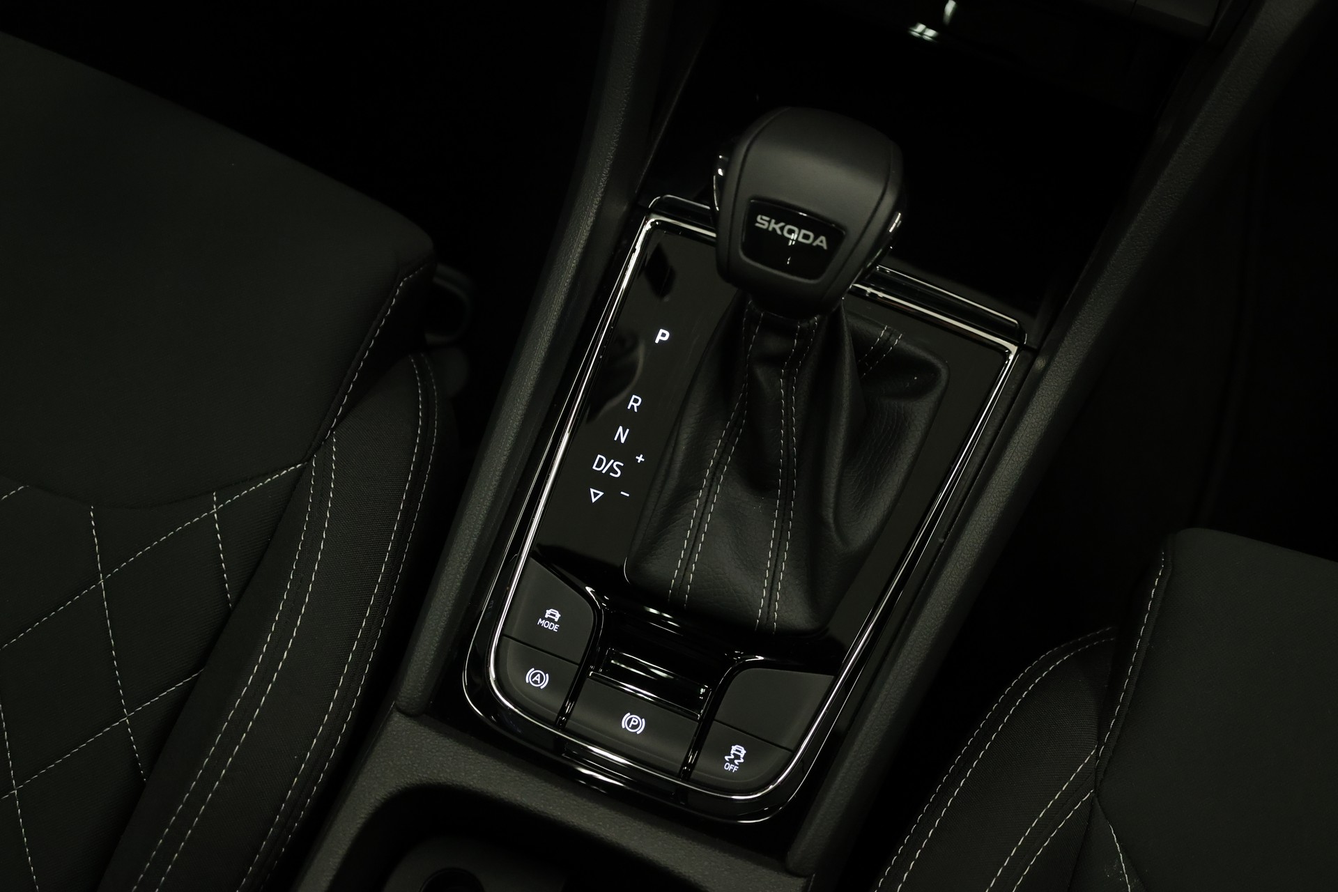 SKODA Karoq 1.5 TSI SportLine DSG-image-20