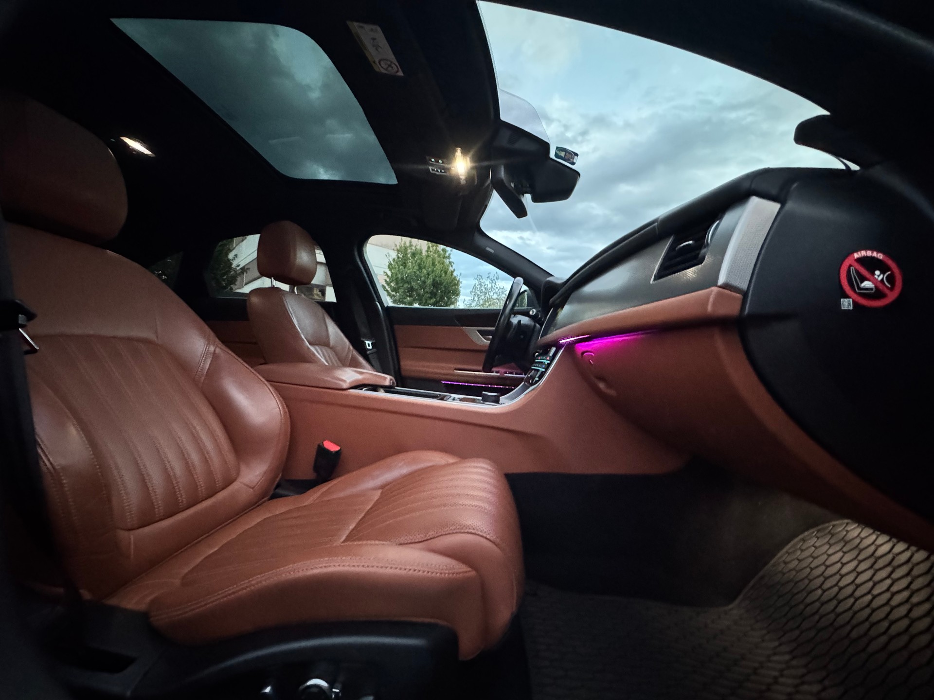 JAGUAR XF 20d Portfolio AWD Automatic expertiser du jour garantie 2 ans 🇨🇭-image-8