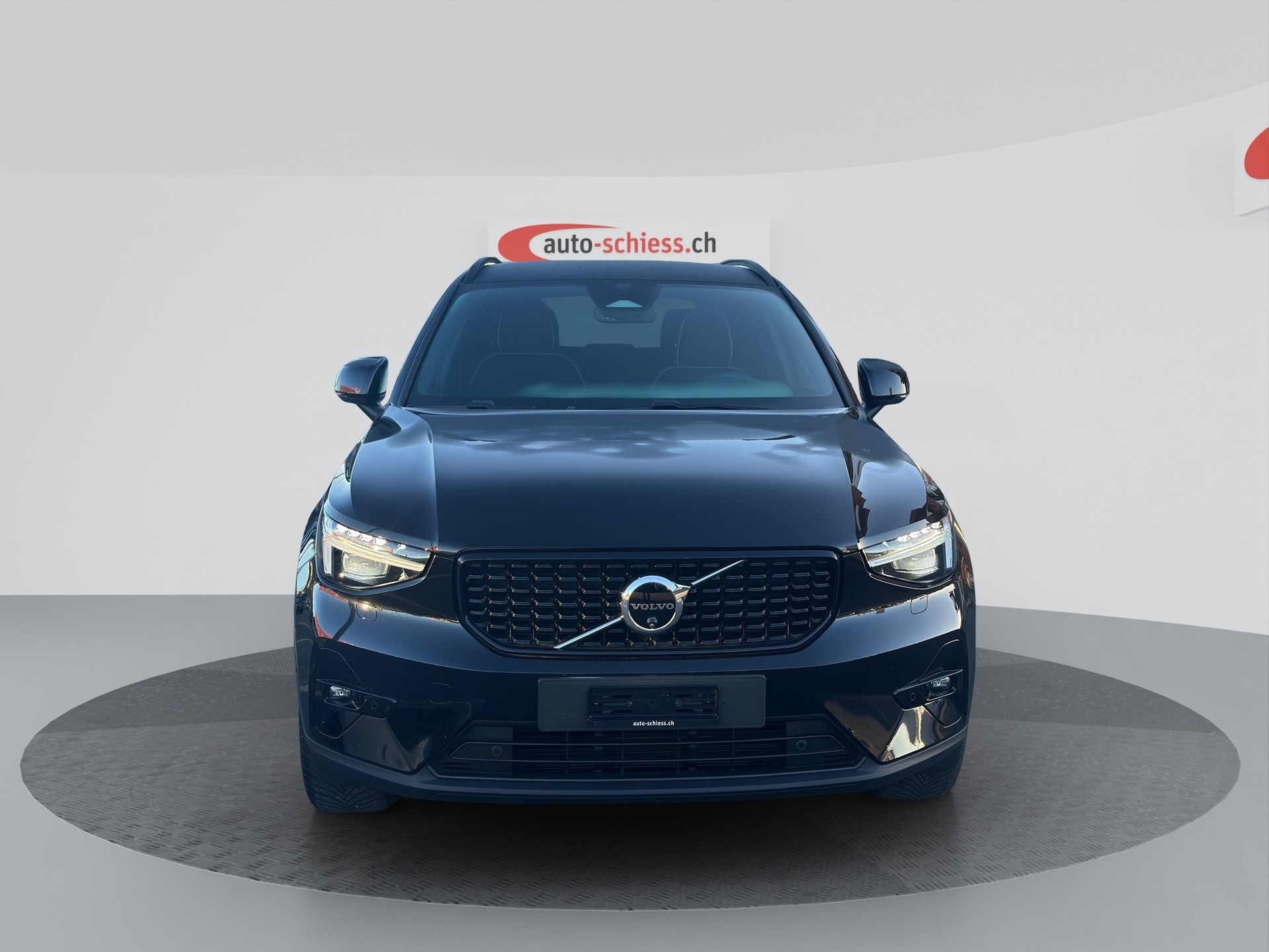 VOLVO XC40 B3 Benzin Mild Hybrid Plus Dark DCT-showroom-element-1