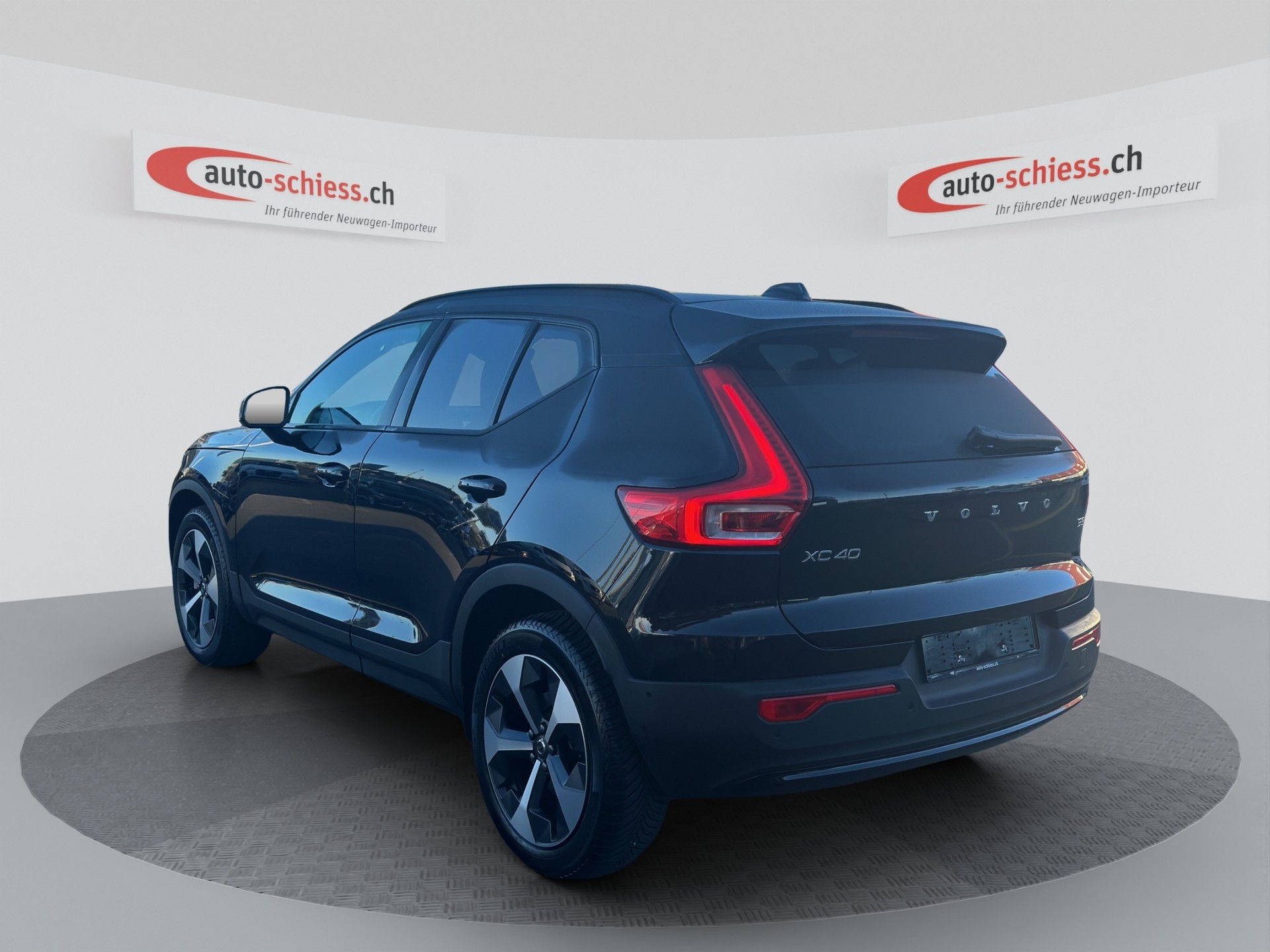 VOLVO XC40 B3 Benzin Mild Hybrid Plus Dark DCT-showroom-element-2