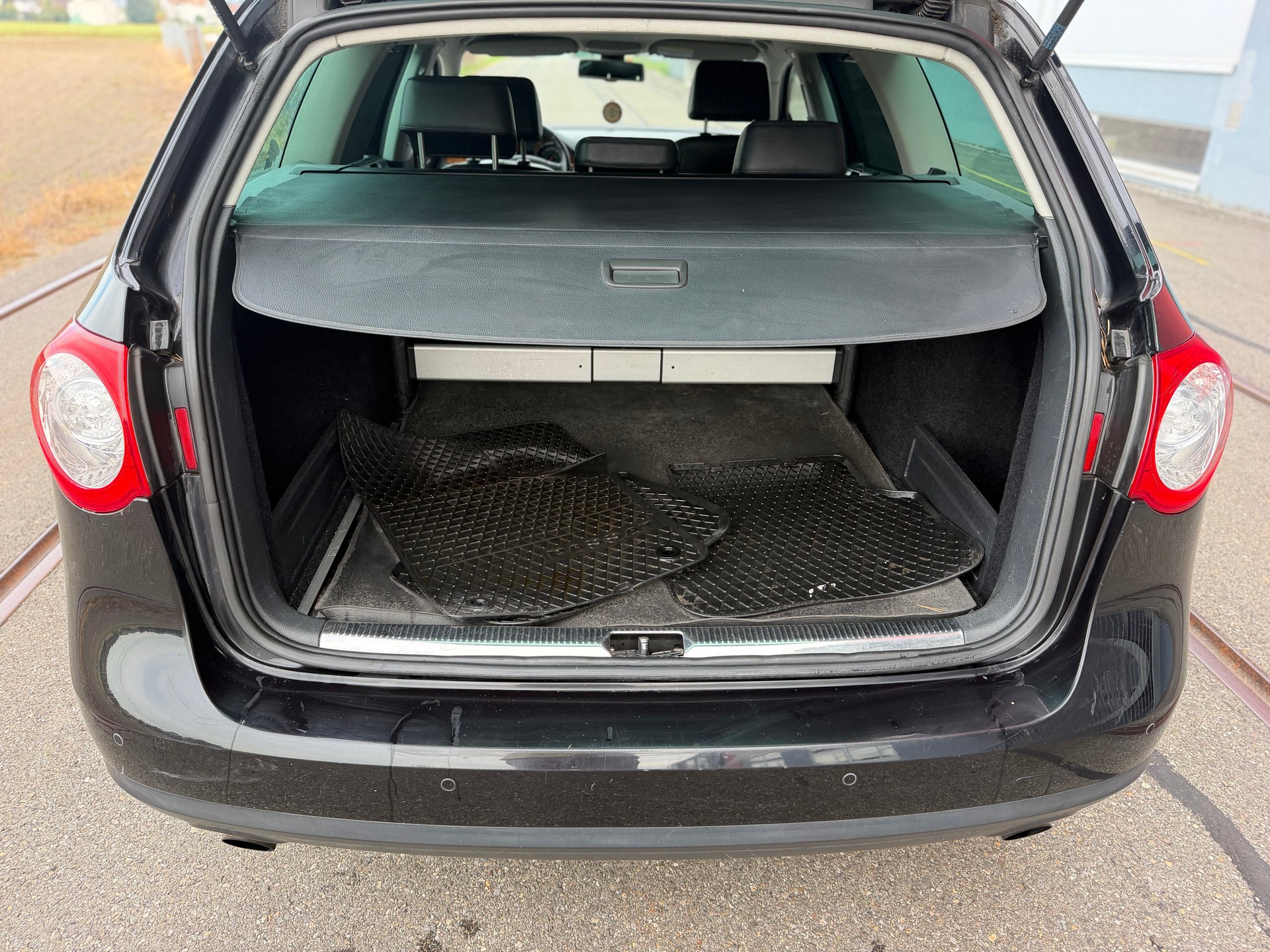 VW Passat Variant 2.0 FSI Highline 4Motion-image-6