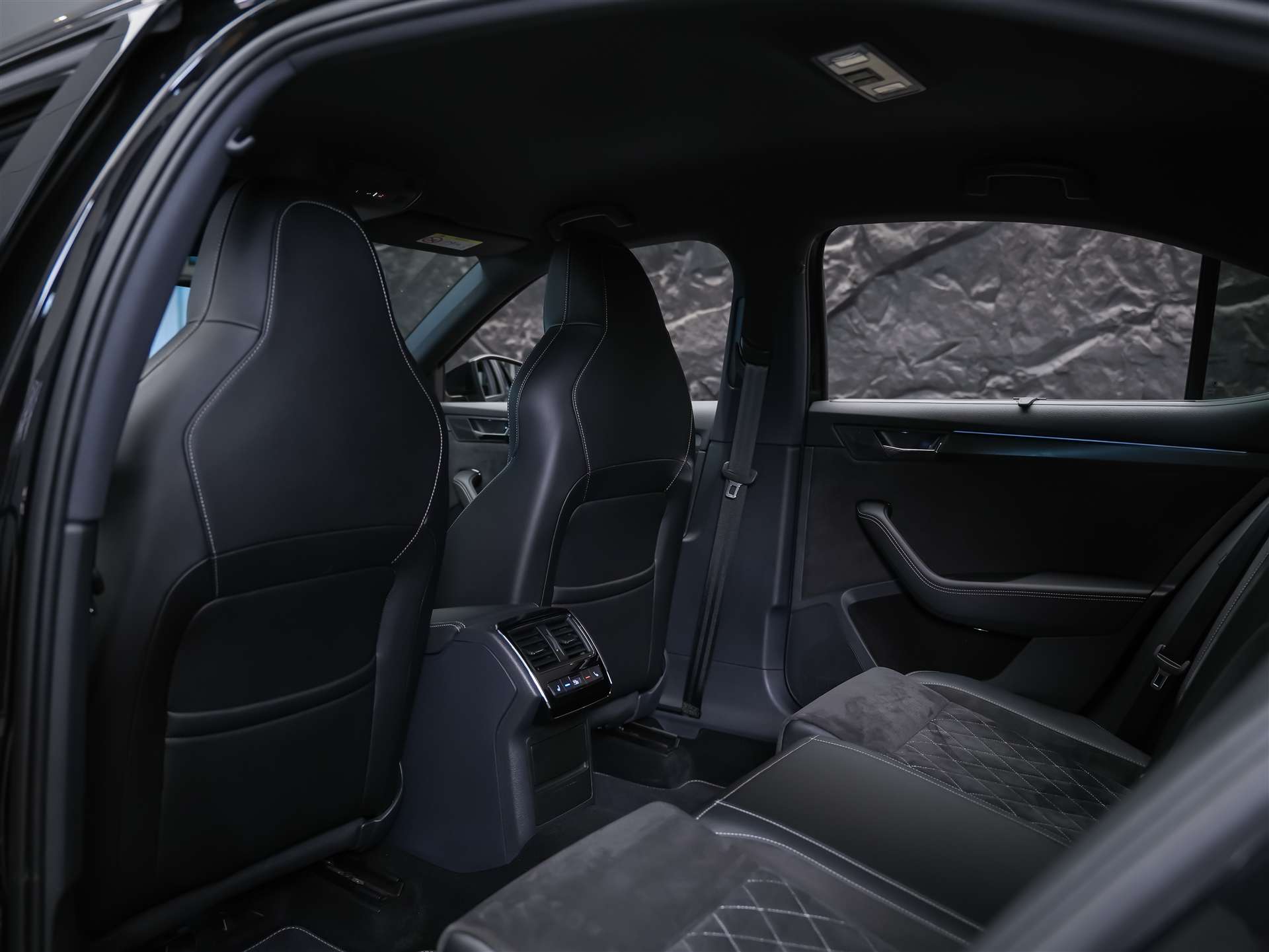 SKODA Superb Limousine 2.0 TSI SportLine 4x4 DSG *Standheizung*CANTON Soundsystem*Lenkradheizung*-image-11