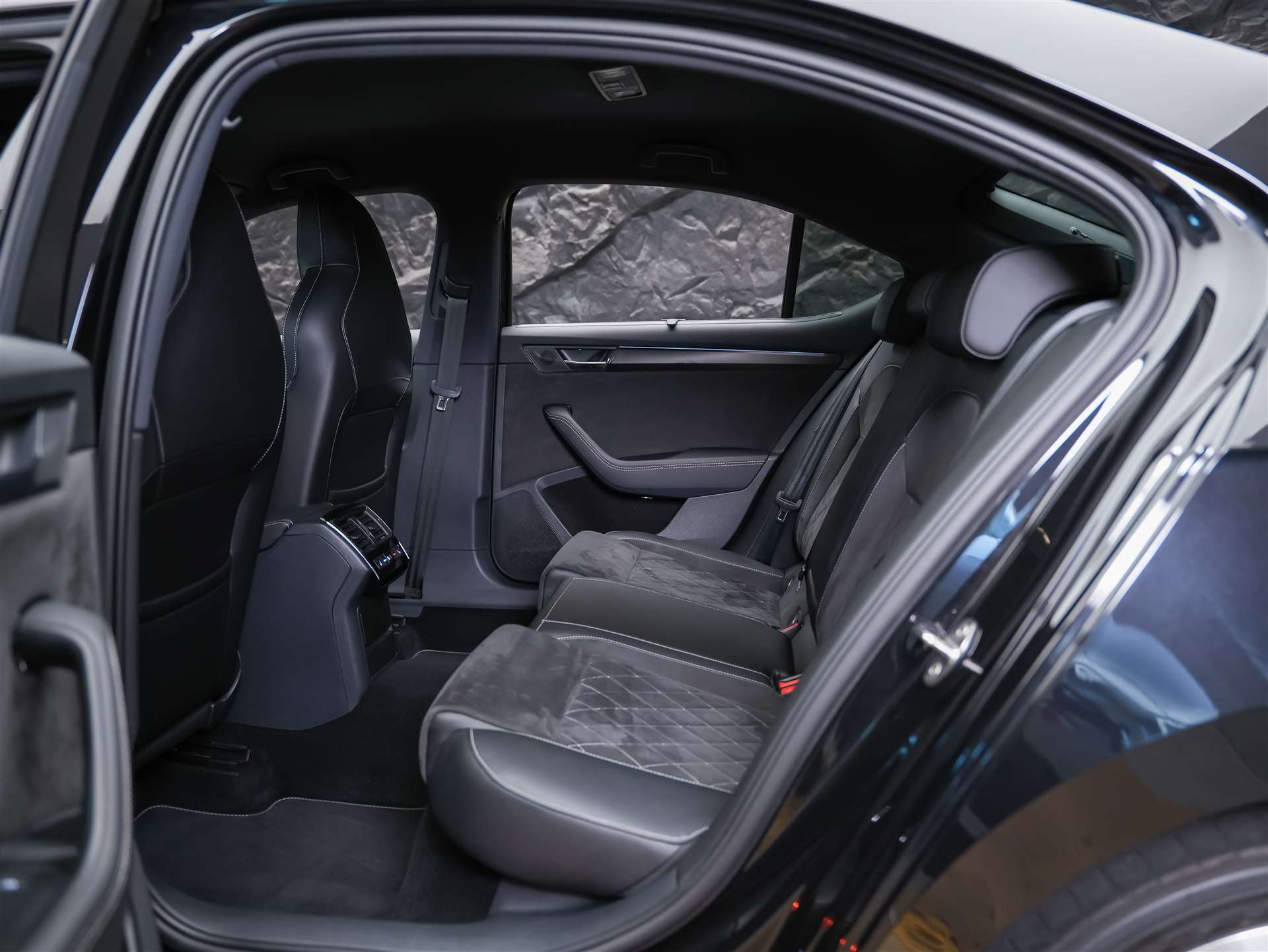 SKODA Superb Limousine 2.0 TSI SportLine 4x4 DSG *Standheizung*CANTON Soundsystem*Lenkradheizung*-image-12