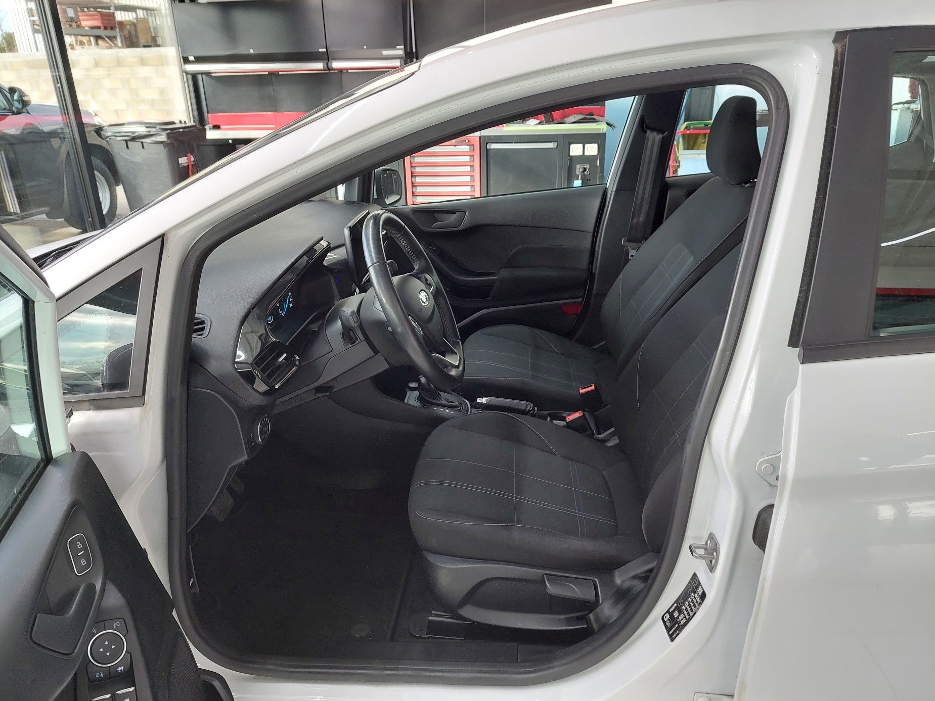FORD Fiesta 1.0 SCTi Cool & Connect Automat-image-10