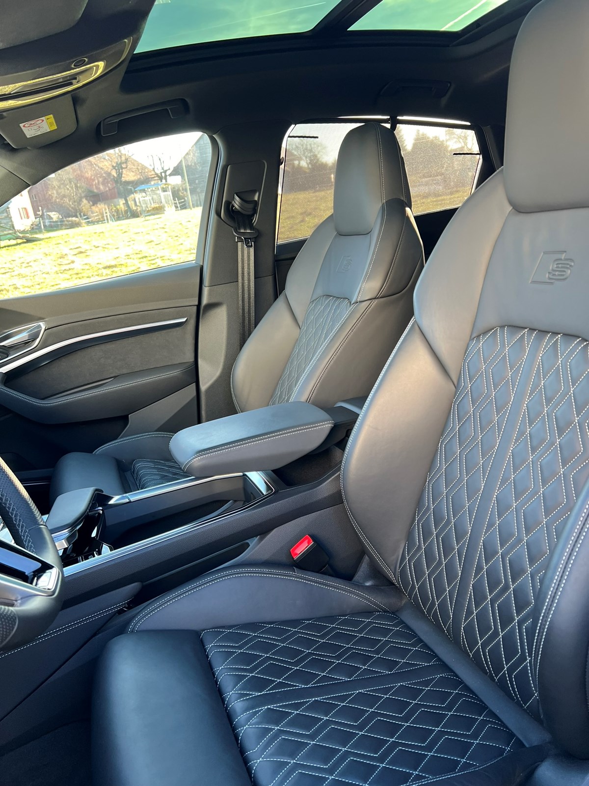 AUDI e-tron 55 Sportback quattro-image-4