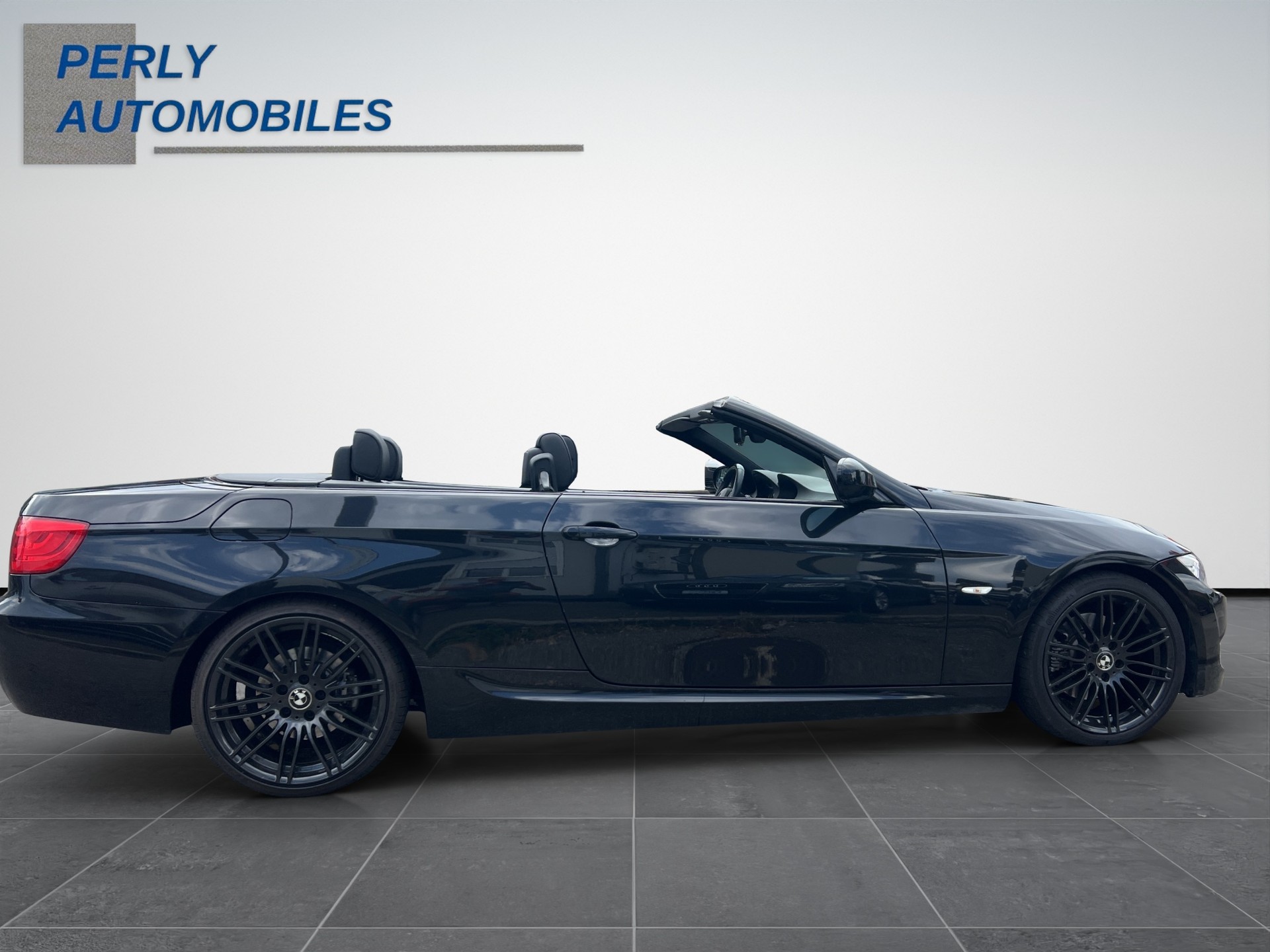 BMW 325i-image-6