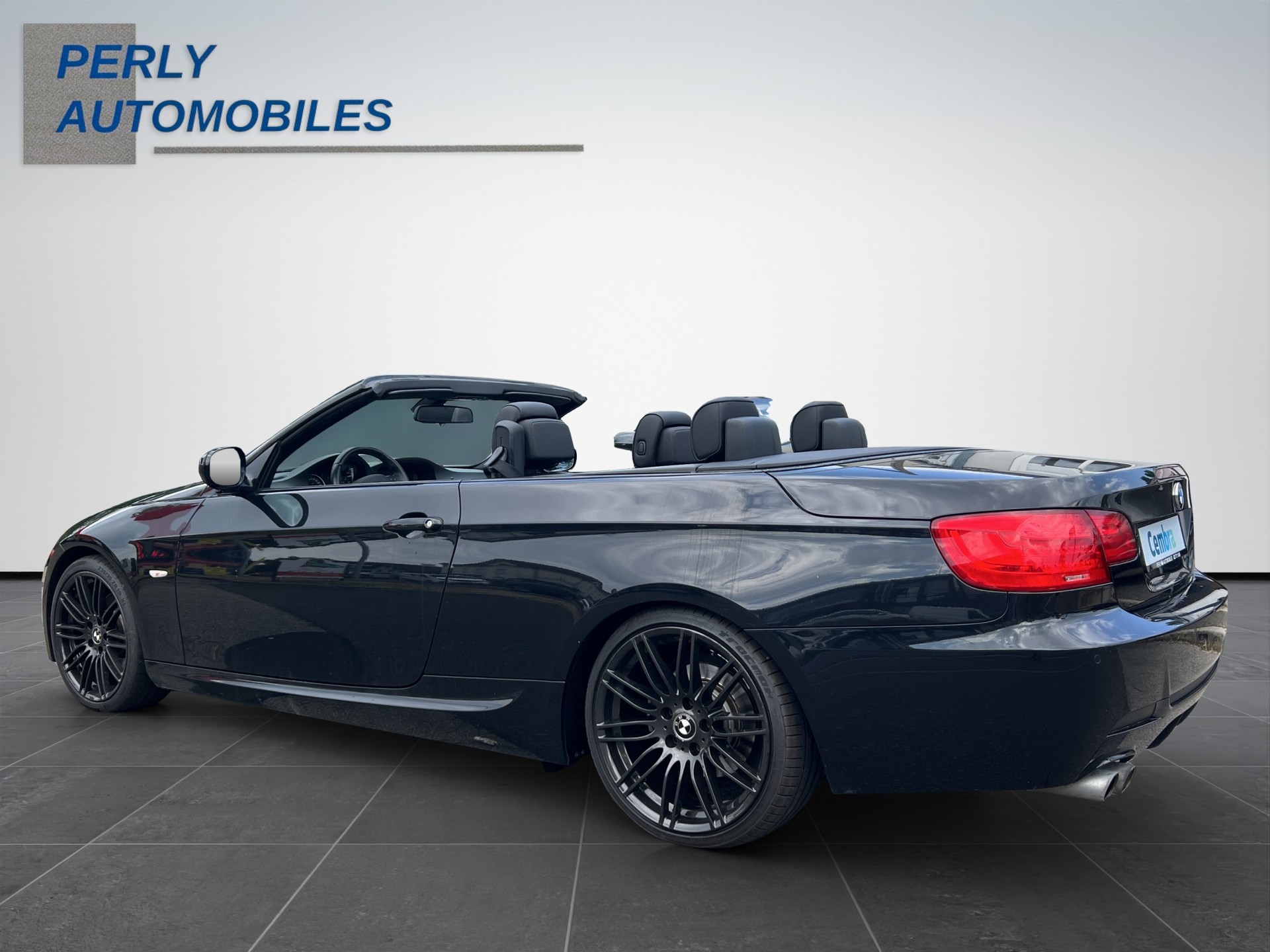 BMW 325i-showroom-element-3