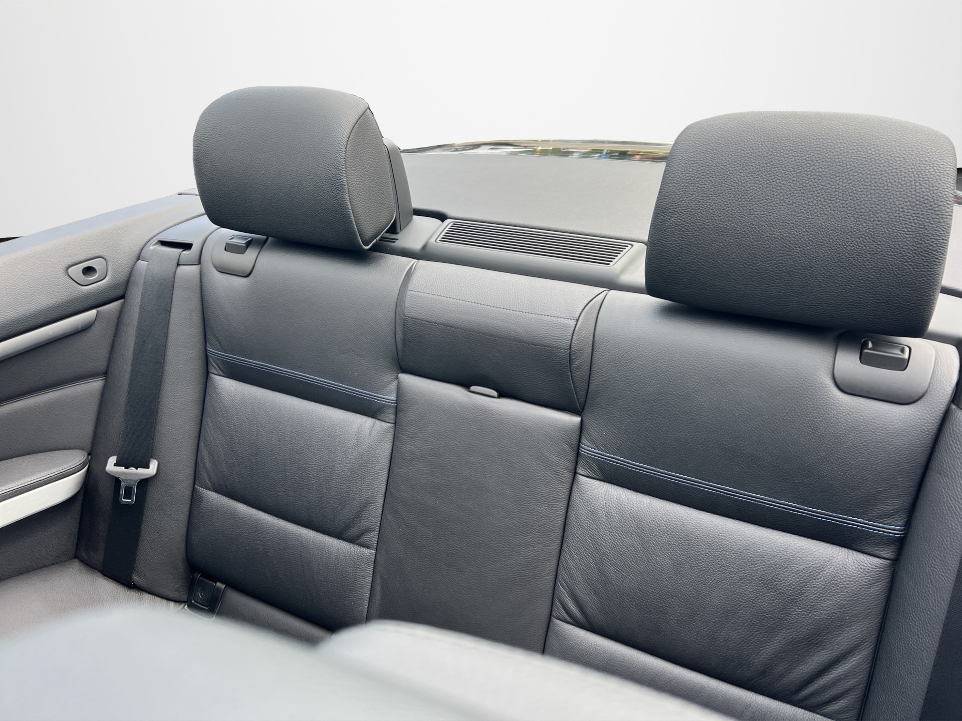 BMW 325i-image-11