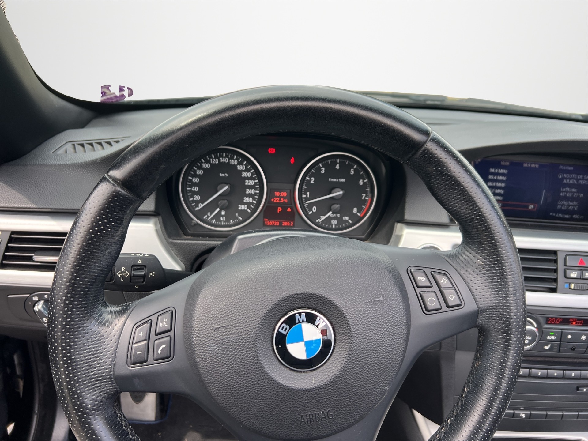 BMW 325i-image-10