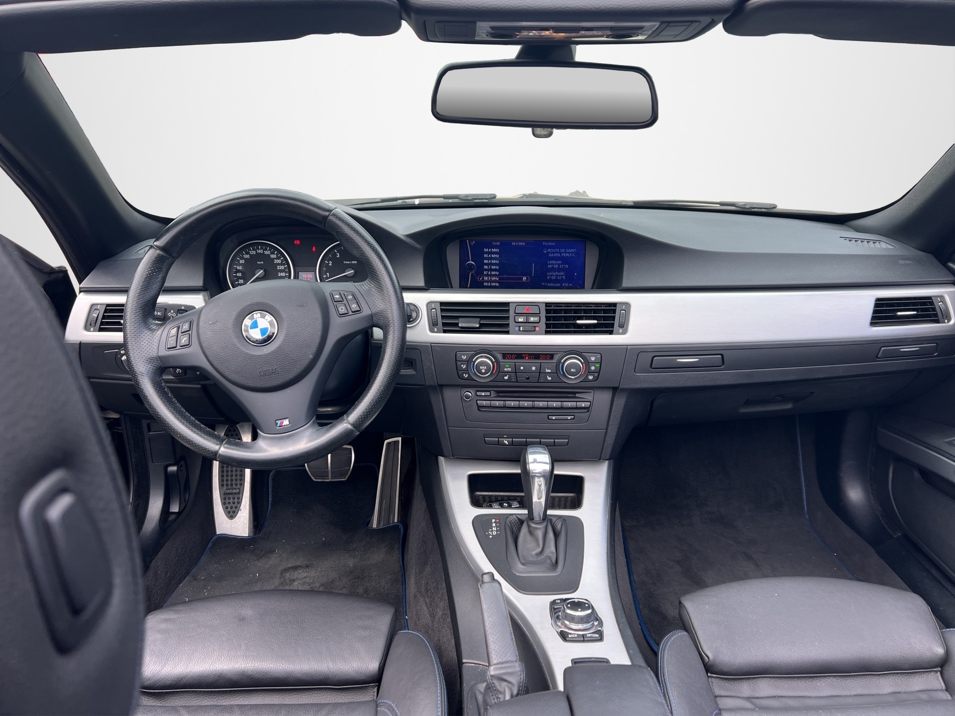 BMW 325i-image-12