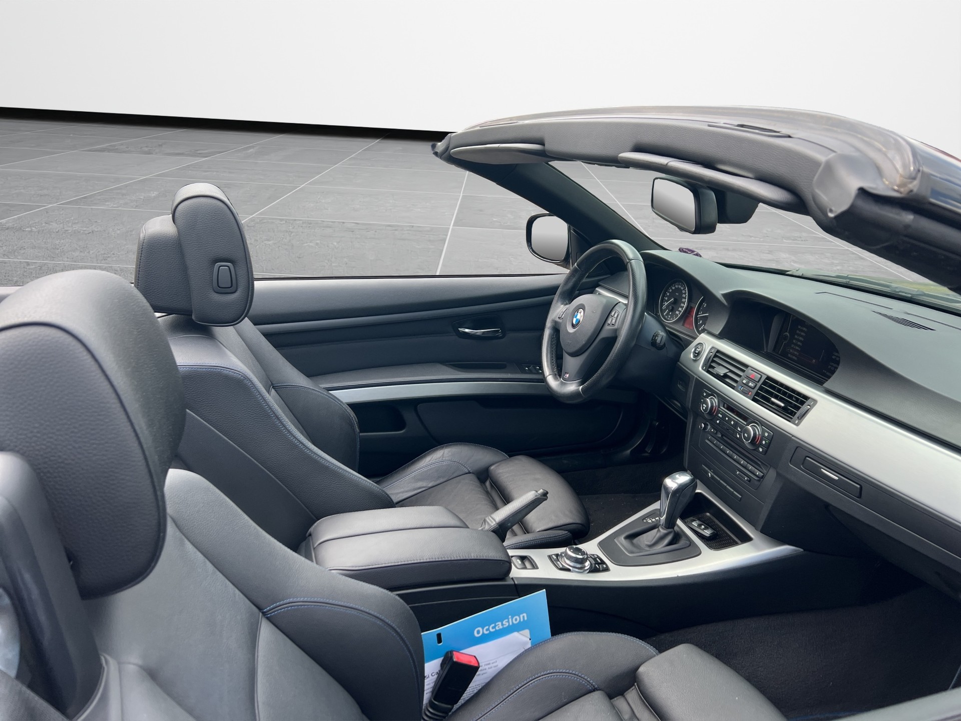 BMW 325i-image-13