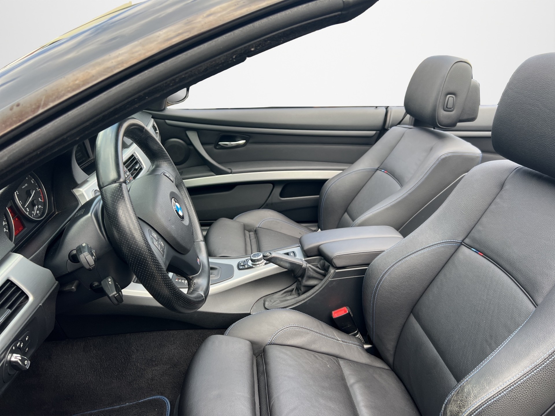 BMW 325i-image-8