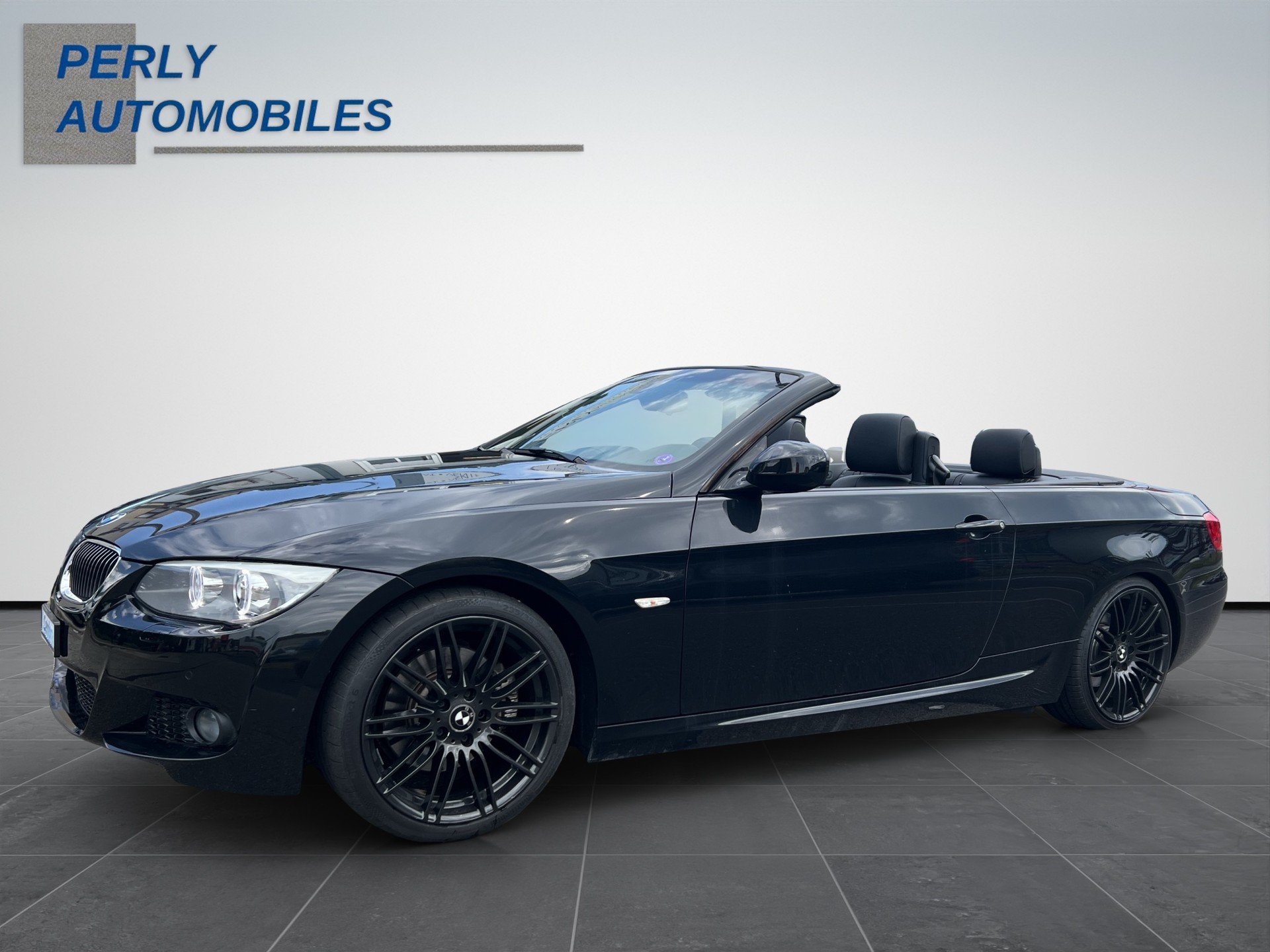 BMW 325i-showroom-element-1