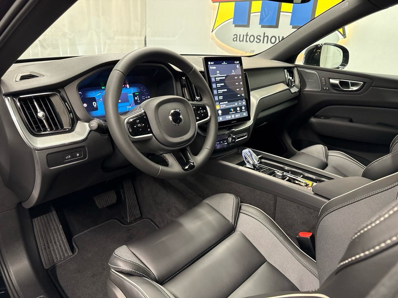 VOLVO XC60 T6 eAWD PHEV Black Edition Plus-showroom-element-2