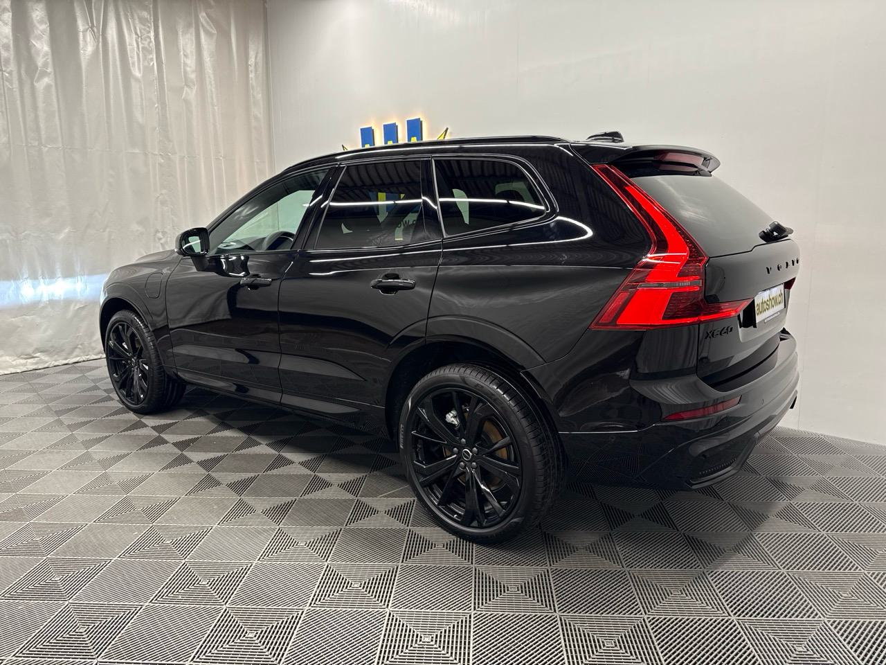 VOLVO XC60 T6 eAWD PHEV Black Edition Plus-showroom-element-1