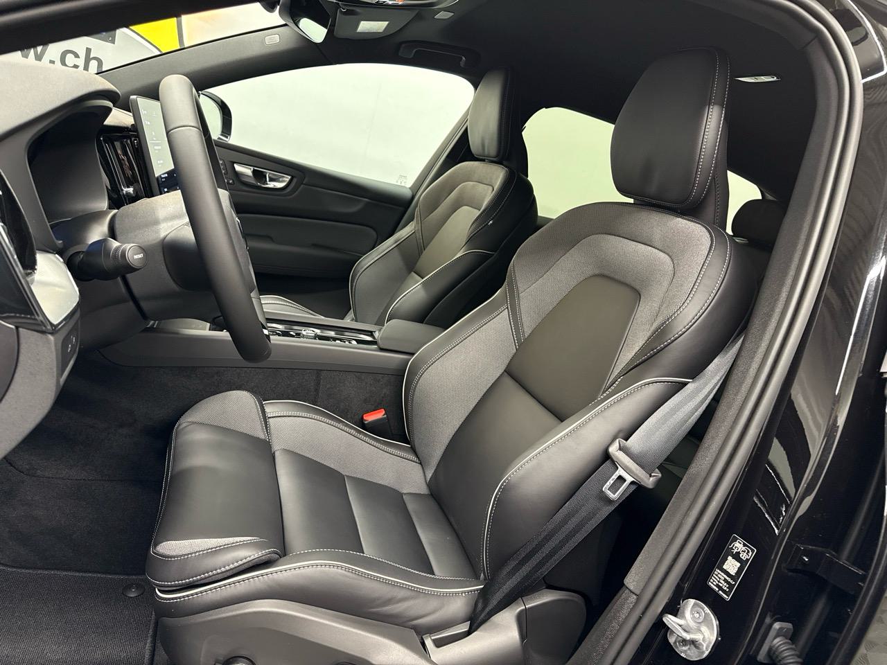 VOLVO XC60 T6 eAWD PHEV Black Edition Plus-showroom-element-3