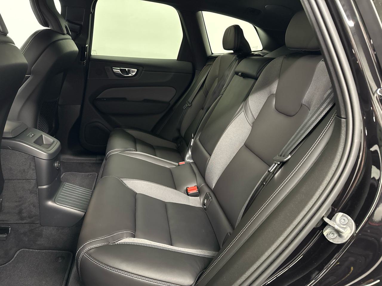 VOLVO XC60 T6 eAWD PHEV Black Edition Plus-image-11