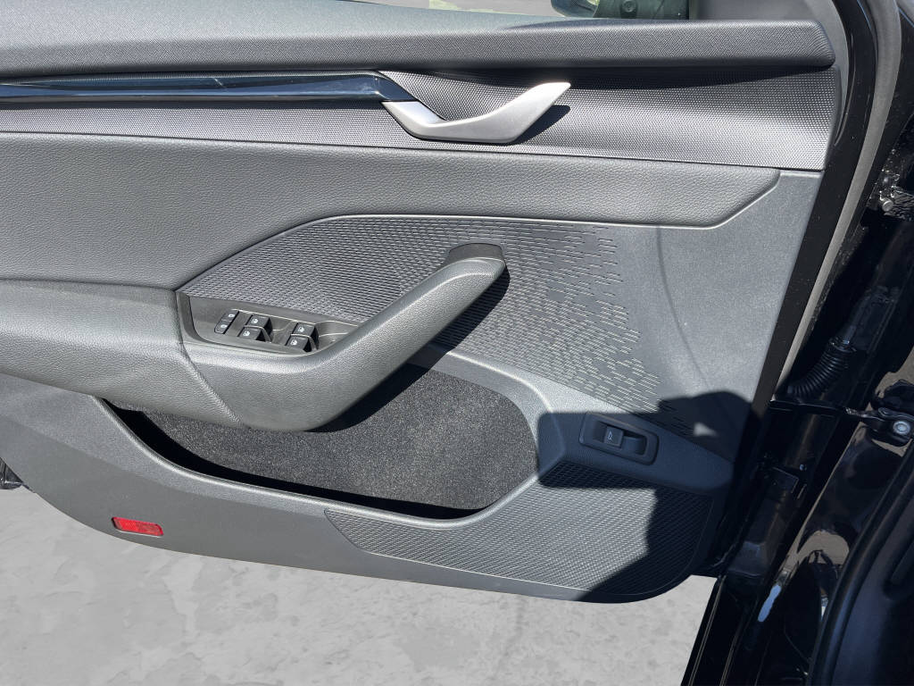 SKODA Octavia Combi 1.5 TSI Selection DSG-image-11