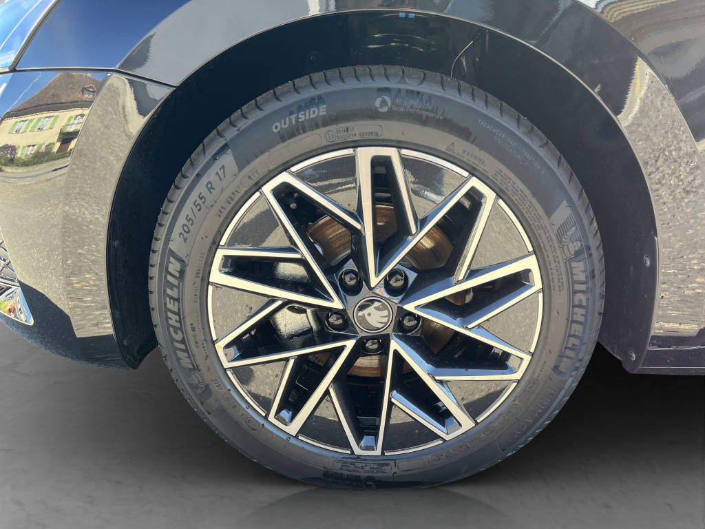 SKODA Octavia Combi 1.5 TSI Selection DSG-image-16