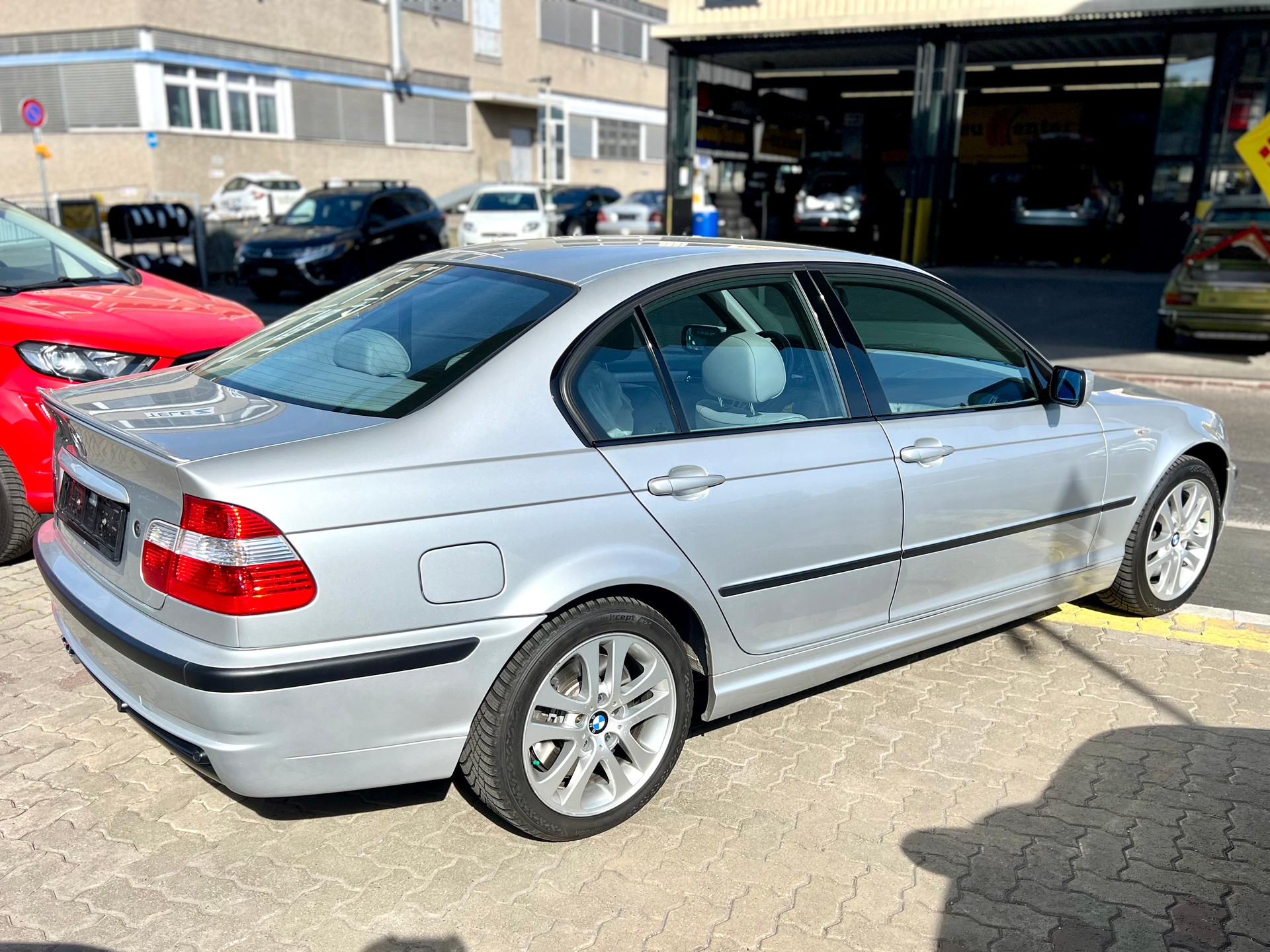 BMW 330xi-image-8