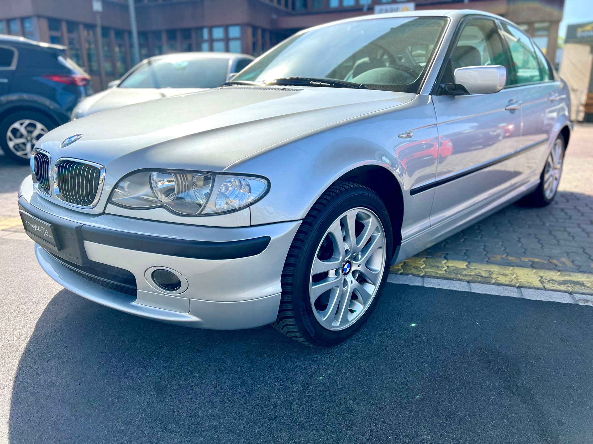 BMW 330xi-image-13