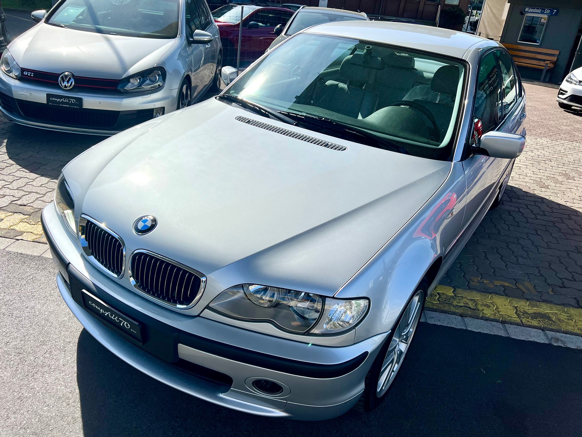 BMW 330xi-image-12